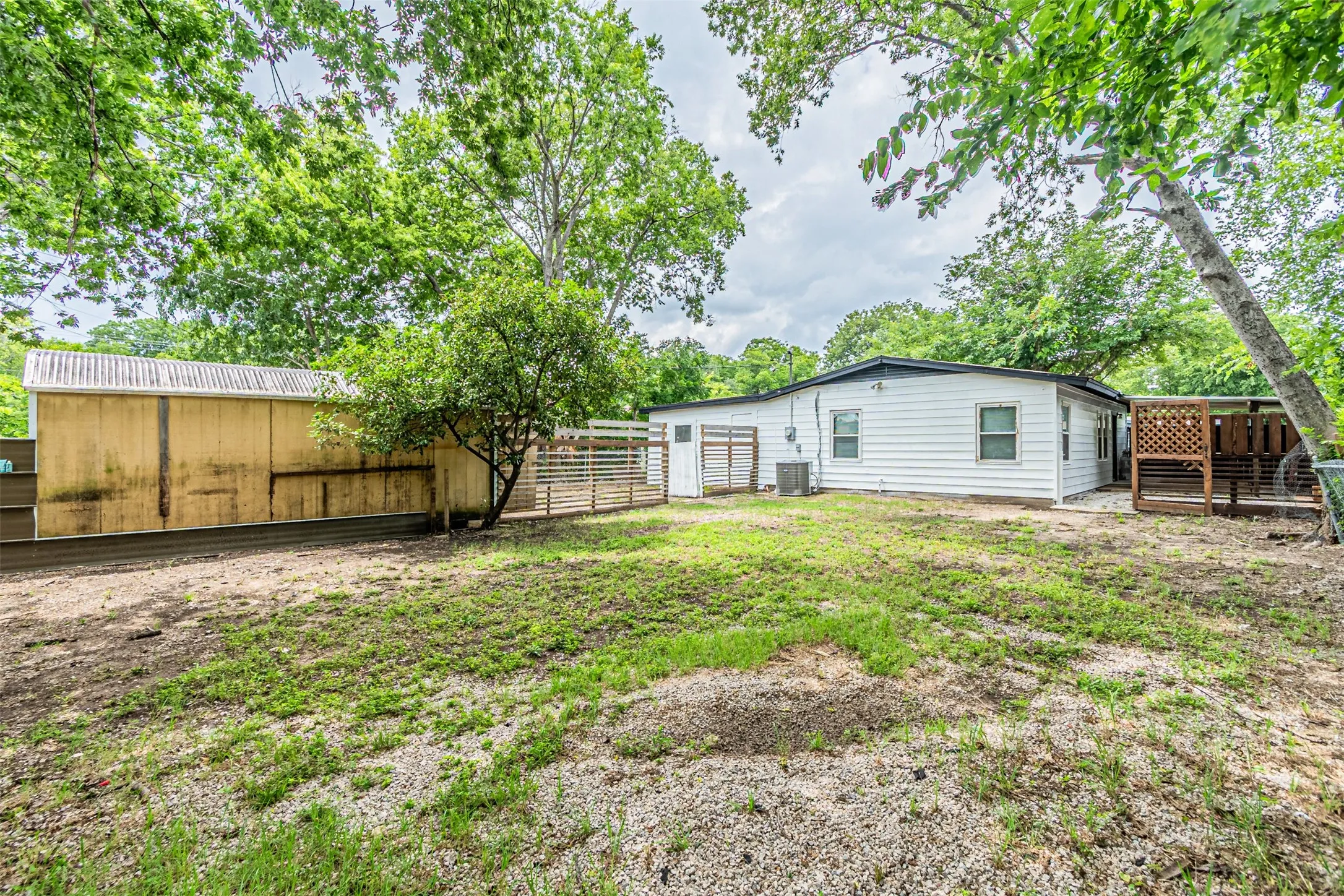 Single Family Residence For Sale in Dallas County , 2510 Bluffton Drive, Dallas, Texas 75228, 4 Bedroom, 2 Bathroom, Garage spaces, 1,200 Sqft, built in 1955, mls#21411338, Real Estate Agent in Dallas, Homes For Sale in Dallas county, Homes For Sale in Dallas, Realtor in Dallas Texas, Real Estate Brokerage Independent Realty Texas, Luminita Cordes Realtor