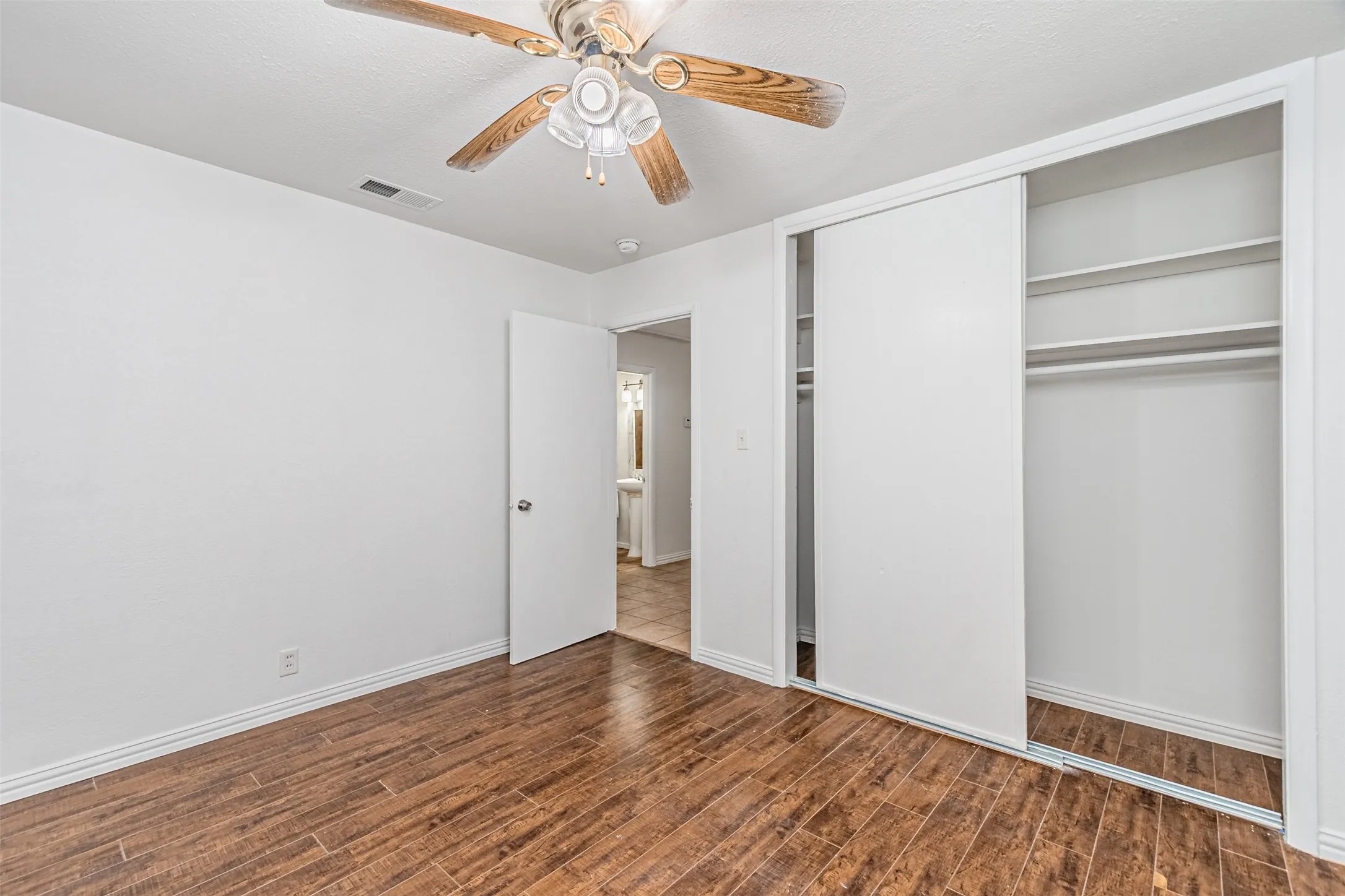 Single Family Residence For Sale in Dallas County , 2510 Bluffton Drive, Dallas, Texas 75228, 4 Bedroom, 2 Bathroom, Garage spaces, 1,200 Sqft, built in 1955, mls#21411338, Real Estate Agent in Dallas, Homes For Sale in Dallas county, Homes For Sale in Dallas, Realtor in Dallas Texas, Real Estate Brokerage Independent Realty Texas, Luminita Cordes Realtor