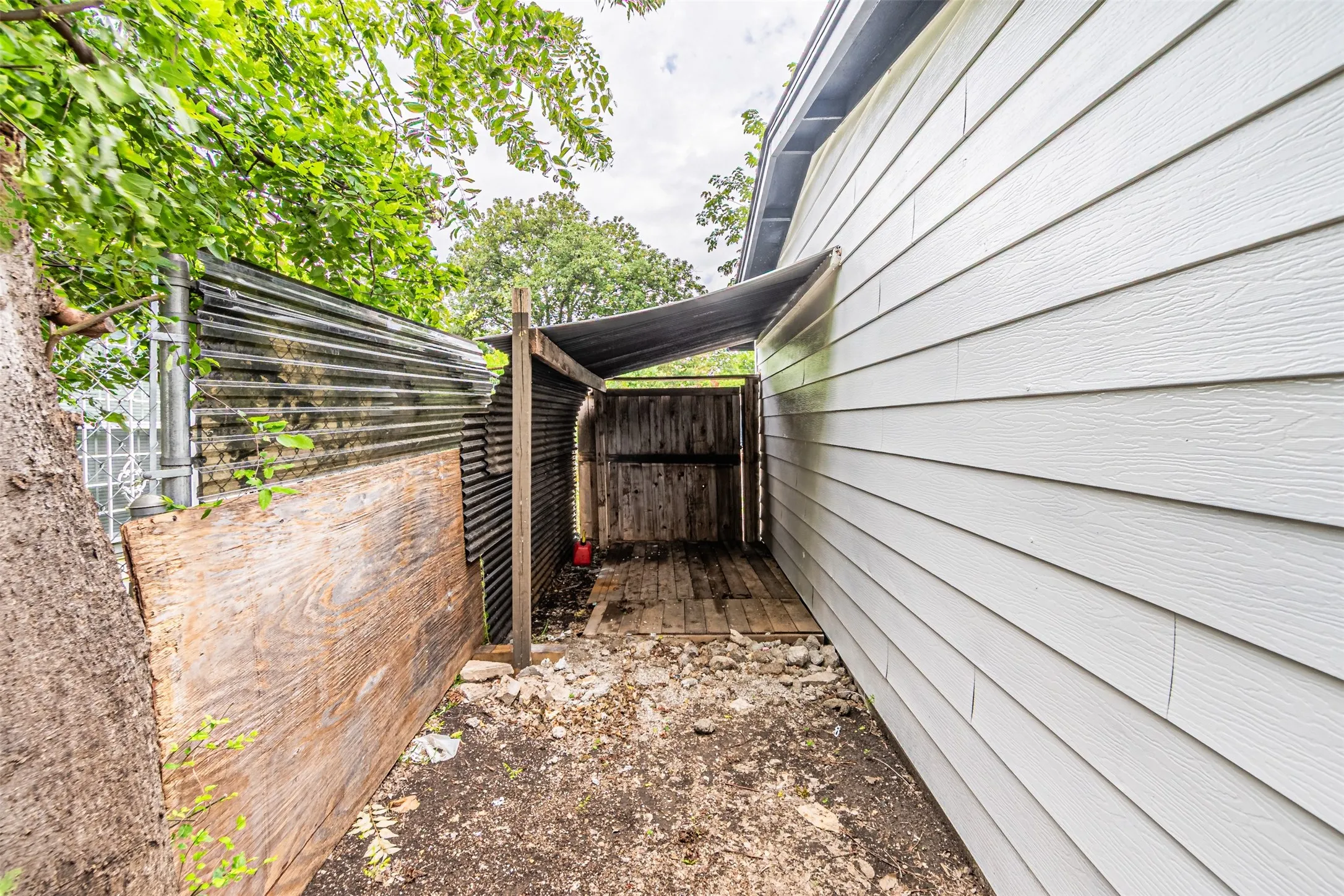Single Family Residence For Sale in Dallas County , 2510 Bluffton Drive, Dallas, Texas 75228, 4 Bedroom, 2 Bathroom, Garage spaces, 1,200 Sqft, built in 1955, mls#21411338, Real Estate Agent in Dallas, Homes For Sale in Dallas county, Homes For Sale in Dallas, Realtor in Dallas Texas, Real Estate Brokerage Independent Realty Texas, Luminita Cordes Realtor