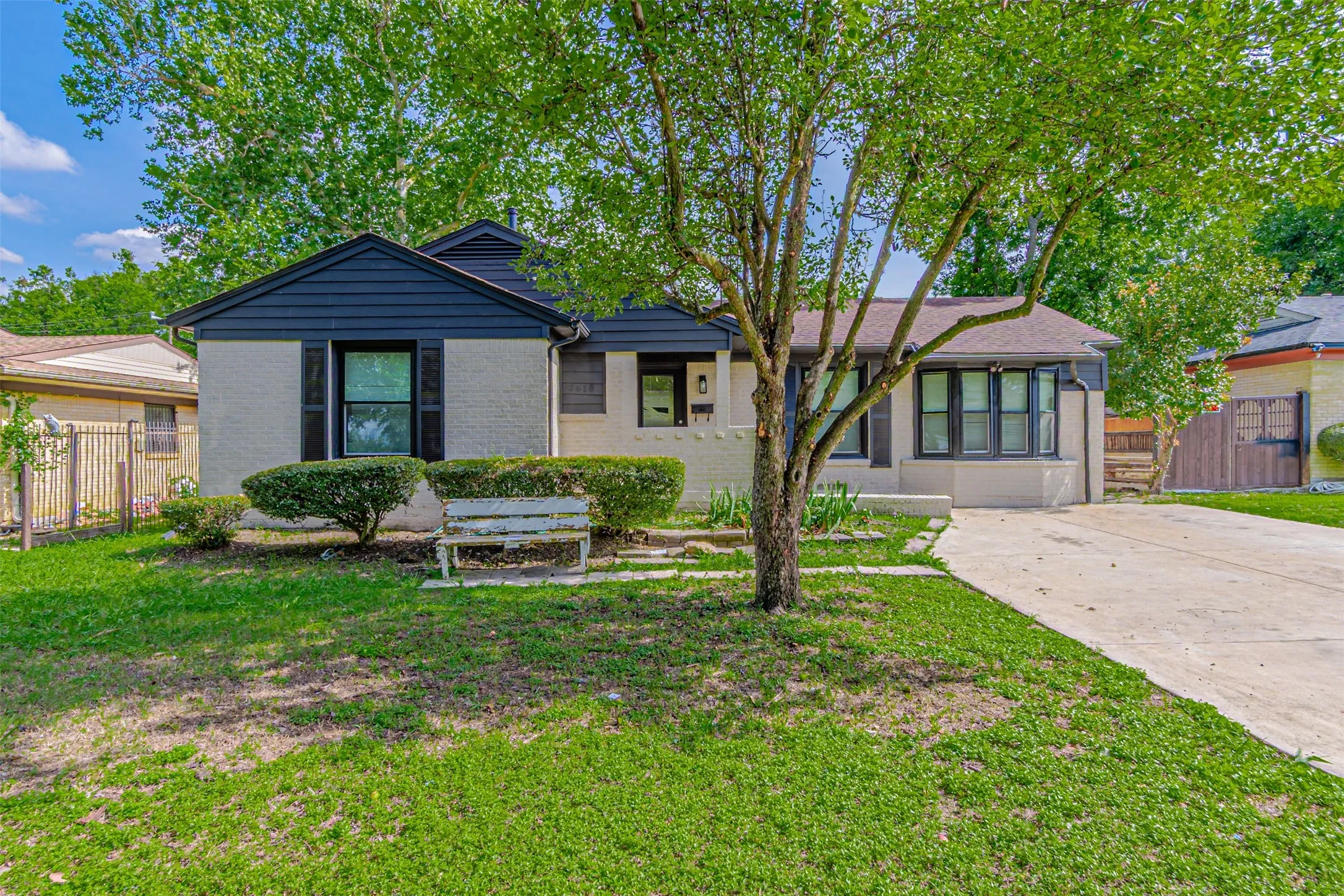 Single Family Residence For Sale in Dallas County , 2618 Centerville Road, Dallas, Texas 75228, 3 Bedroom, 2 Bathroom, Garage spaces, 1,308 Sqft, built in 1952, mls#21411323, Real Estate Agent in Dallas, Homes For Sale in Dallas county, Homes For Sale in Dallas, Realtor in Dallas Texas, Real Estate Brokerage Independent Realty Texas, Luminita Cordes Realtor