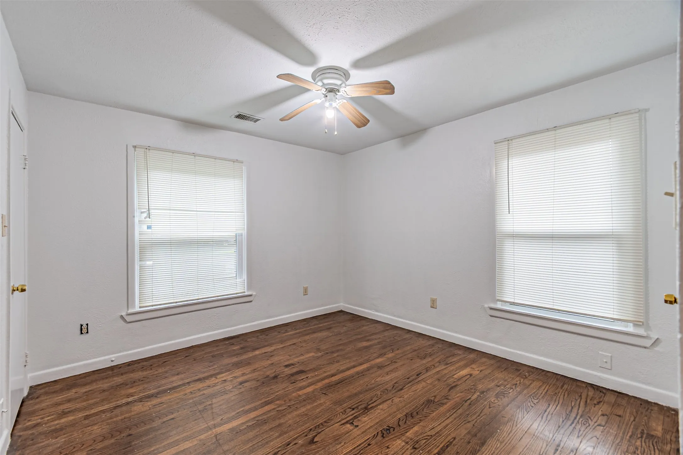 Single Family Residence For Sale in Dallas County , 2618 Centerville Road, Dallas, Texas 75228, 3 Bedroom, 2 Bathroom, Garage spaces, 1,308 Sqft, built in 1952, mls#21411323, Real Estate Agent in Dallas, Homes For Sale in Dallas county, Homes For Sale in Dallas, Realtor in Dallas Texas, Real Estate Brokerage Independent Realty Texas, Luminita Cordes Realtor