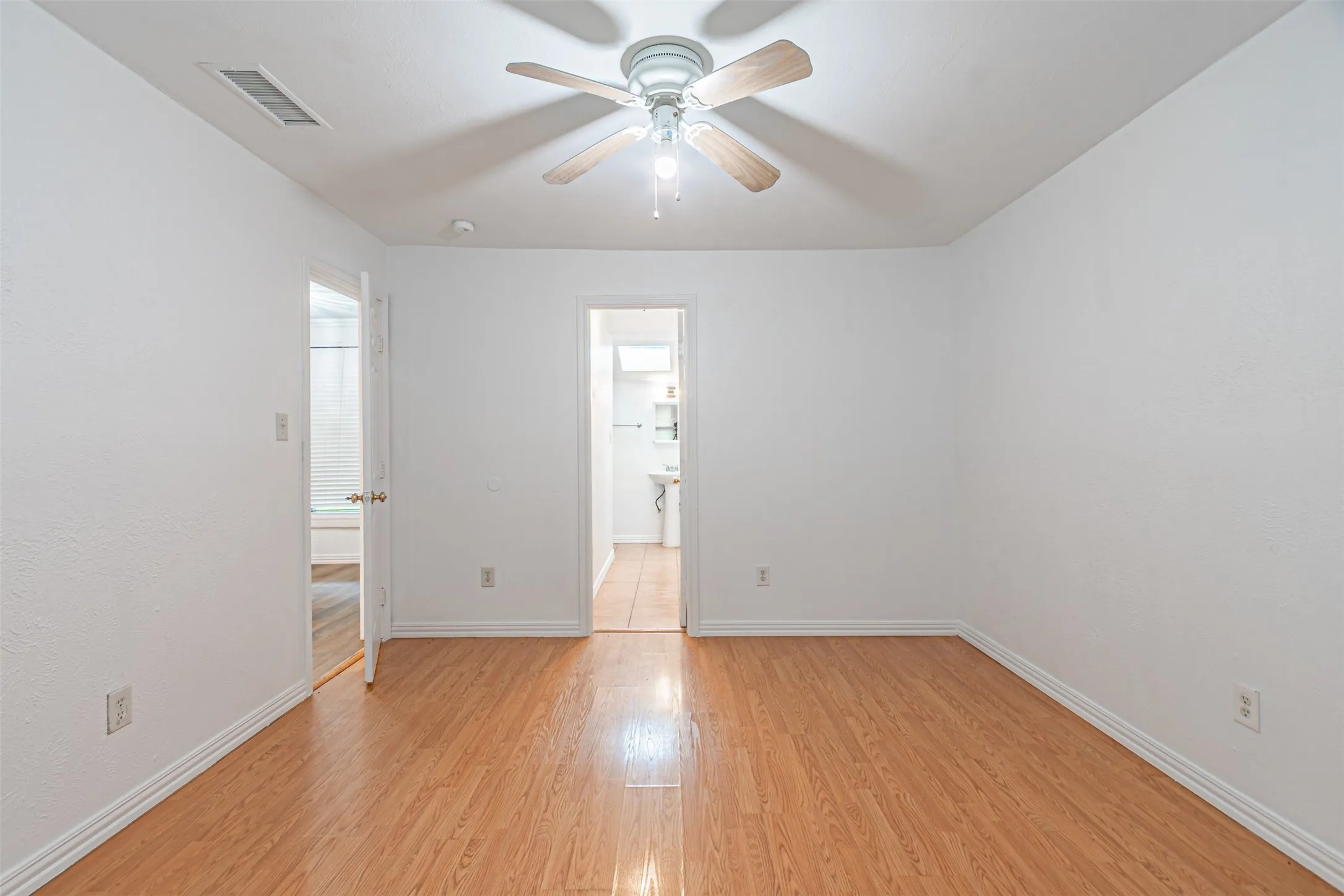 Single Family Residence For Sale in Dallas County , 2618 Centerville Road, Dallas, Texas 75228, 3 Bedroom, 2 Bathroom, Garage spaces, 1,308 Sqft, built in 1952, mls#21411323, Real Estate Agent in Dallas, Homes For Sale in Dallas county, Homes For Sale in Dallas, Realtor in Dallas Texas, Real Estate Brokerage Independent Realty Texas, Luminita Cordes Realtor