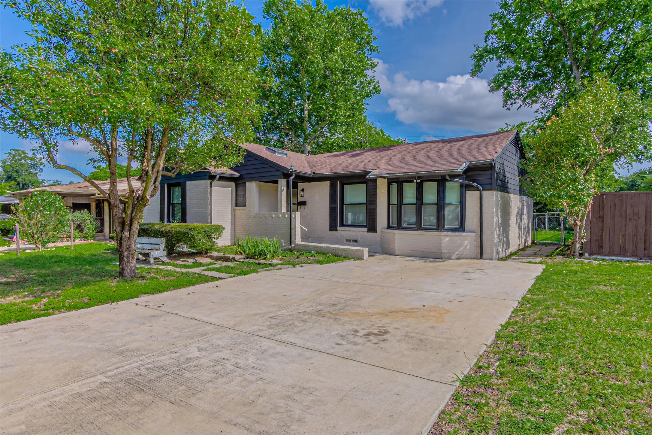 Single Family Residence For Sale in Dallas County , 2618 Centerville Road, Dallas, Texas 75228, 3 Bedroom, 2 Bathroom, Garage spaces, 1,308 Sqft, built in 1952, mls#21411323, Real Estate Agent in Dallas, Homes For Sale in Dallas county, Homes For Sale in Dallas, Realtor in Dallas Texas, Real Estate Brokerage Independent Realty Texas, Luminita Cordes Realtor