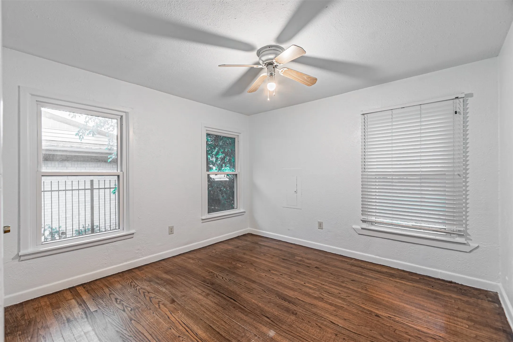 Single Family Residence For Sale in Dallas County , 2618 Centerville Road, Dallas, Texas 75228, 3 Bedroom, 2 Bathroom, Garage spaces, 1,308 Sqft, built in 1952, mls#21411323, Real Estate Agent in Dallas, Homes For Sale in Dallas county, Homes For Sale in Dallas, Realtor in Dallas Texas, Real Estate Brokerage Independent Realty Texas, Luminita Cordes Realtor