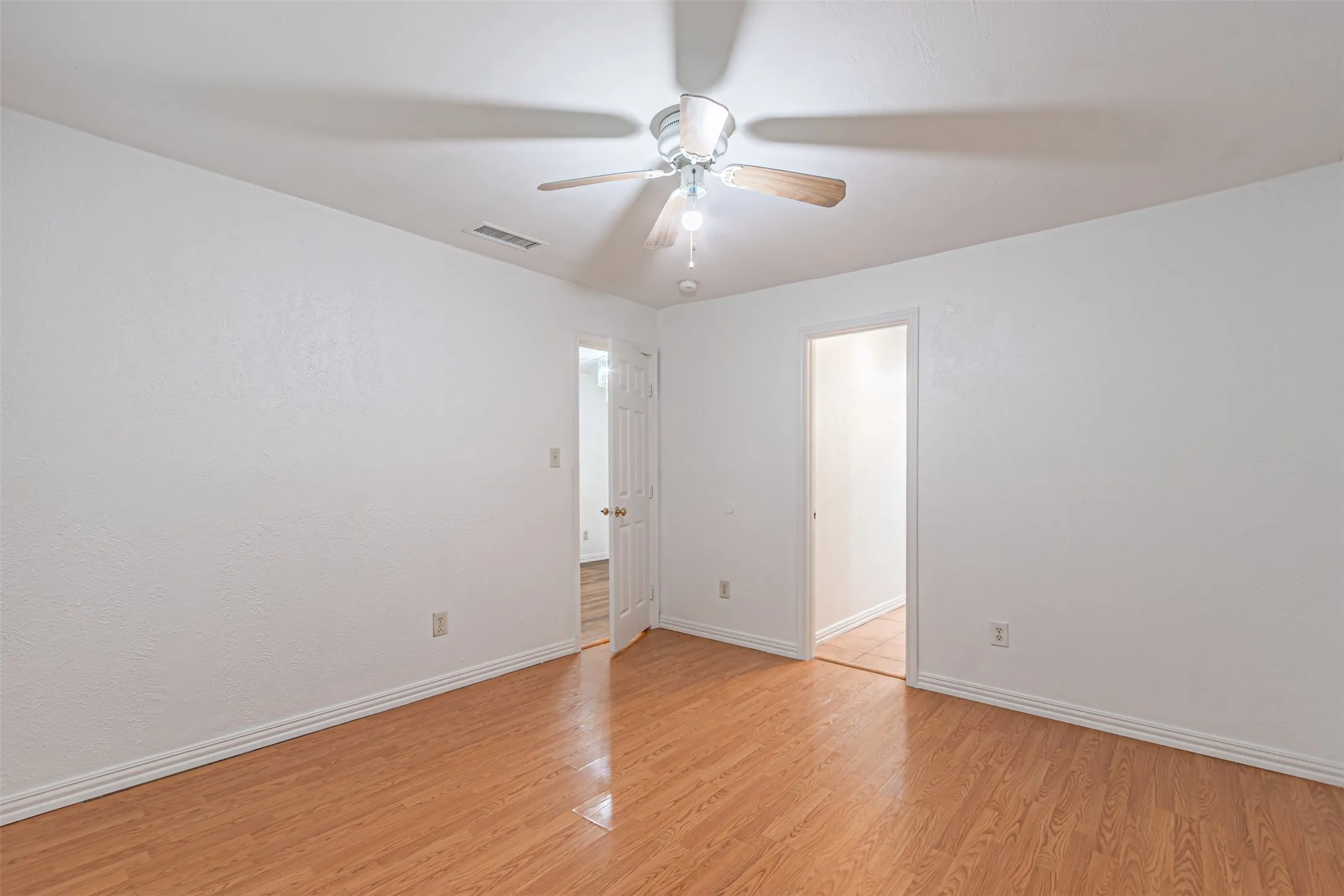 Single Family Residence For Sale in Dallas County , 2618 Centerville Road, Dallas, Texas 75228, 3 Bedroom, 2 Bathroom, Garage spaces, 1,308 Sqft, built in 1952, mls#21411323, Real Estate Agent in Dallas, Homes For Sale in Dallas county, Homes For Sale in Dallas, Realtor in Dallas Texas, Real Estate Brokerage Independent Realty Texas, Luminita Cordes Realtor