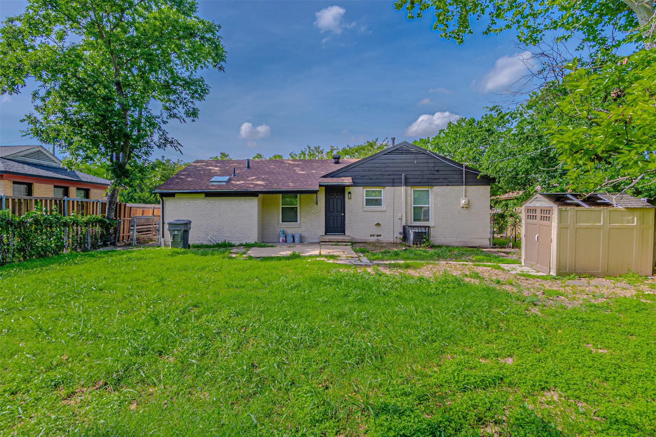 Single Family Residence For Sale in Dallas County , 2618 Centerville Road, Dallas, Texas 75228, 3 Bedroom, 2 Bathroom, Garage spaces, 1,308 Sqft, built in 1952, mls#21411323, Real Estate Agent in Dallas, Homes For Sale in Dallas county, Homes For Sale in Dallas, Realtor in Dallas Texas, Real Estate Brokerage Independent Realty Texas, Luminita Cordes Realtor