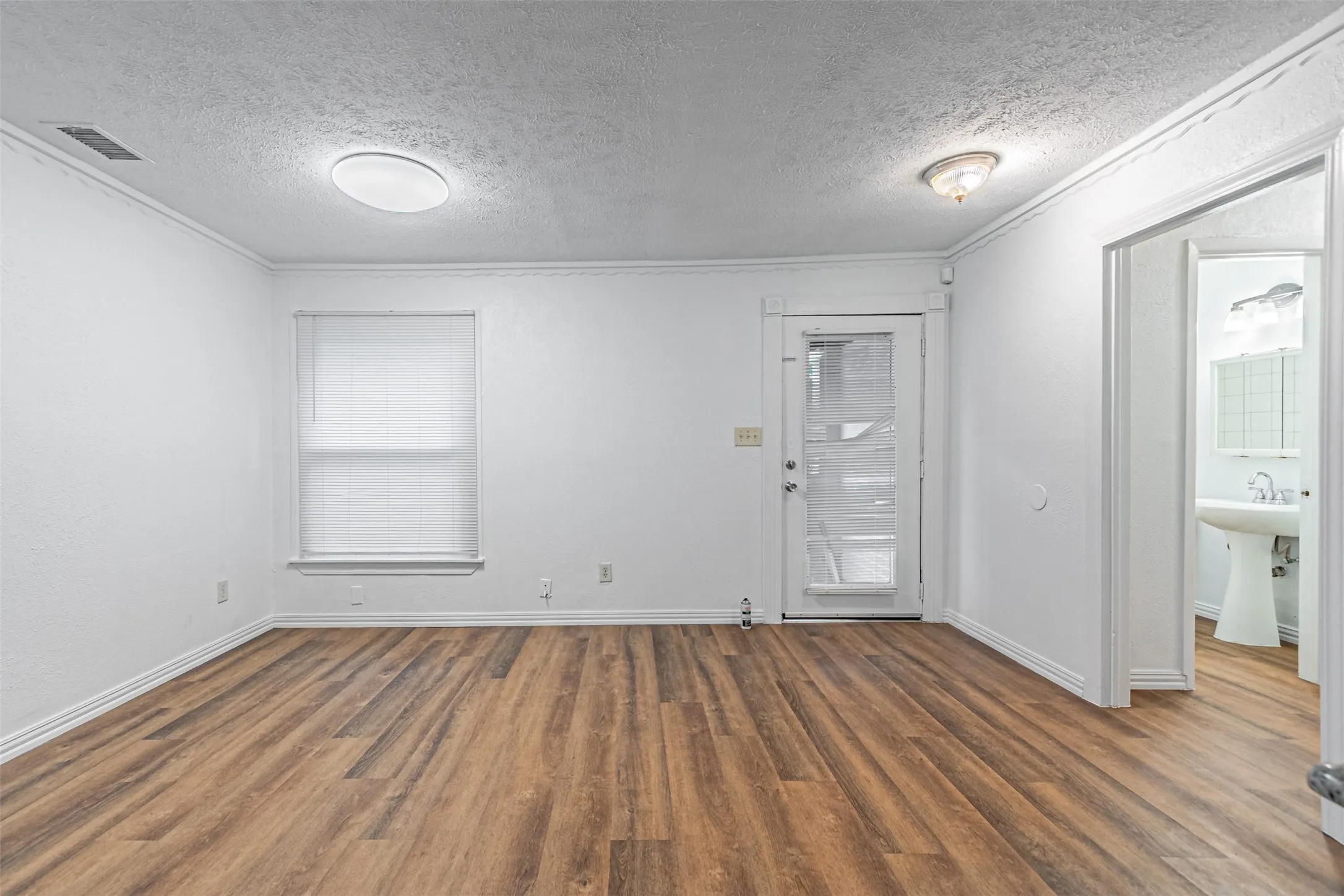 Single Family Residence For Sale in Dallas County , 2618 Centerville Road, Dallas, Texas 75228, 3 Bedroom, 2 Bathroom, Garage spaces, 1,308 Sqft, built in 1952, mls#21411323, Real Estate Agent in Dallas, Homes For Sale in Dallas county, Homes For Sale in Dallas, Realtor in Dallas Texas, Real Estate Brokerage Independent Realty Texas, Luminita Cordes Realtor