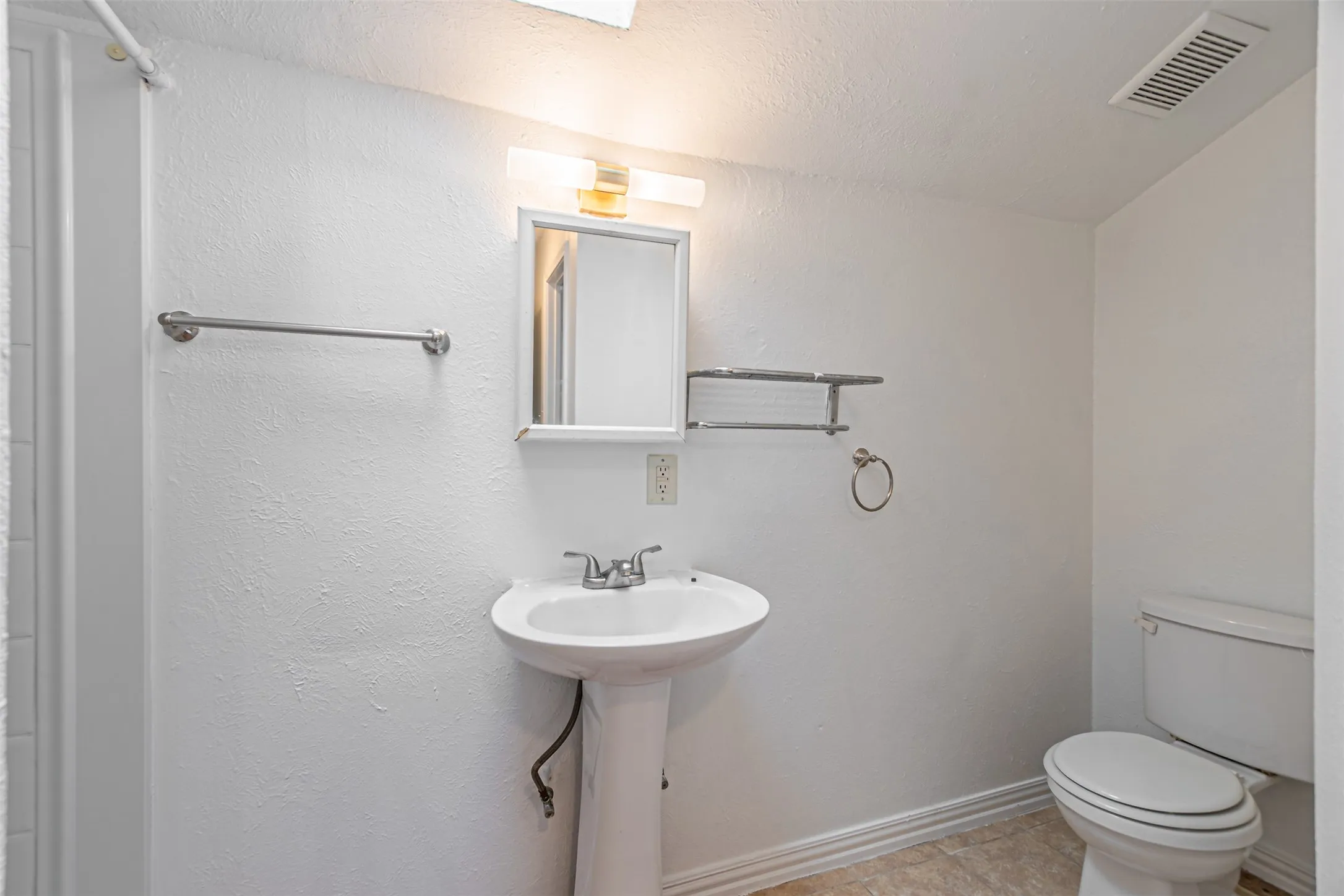 Single Family Residence For Sale in Dallas County , 2618 Centerville Road, Dallas, Texas 75228, 3 Bedroom, 2 Bathroom, Garage spaces, 1,308 Sqft, built in 1952, mls#21411323, Real Estate Agent in Dallas, Homes For Sale in Dallas county, Homes For Sale in Dallas, Realtor in Dallas Texas, Real Estate Brokerage Independent Realty Texas, Luminita Cordes Realtor
