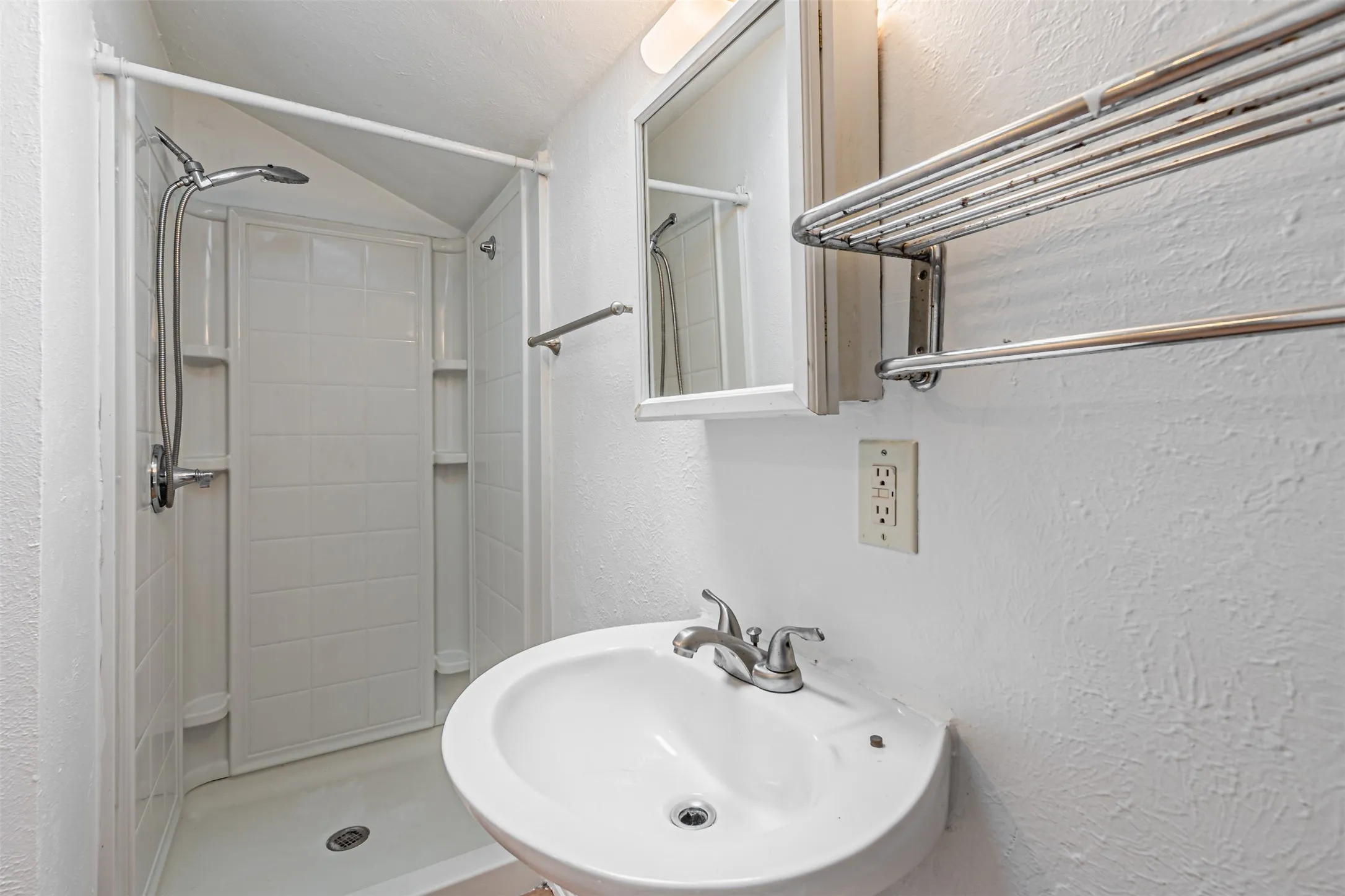 Single Family Residence For Sale in Dallas County , 2618 Centerville Road, Dallas, Texas 75228, 3 Bedroom, 2 Bathroom, Garage spaces, 1,308 Sqft, built in 1952, mls#21411323, Real Estate Agent in Dallas, Homes For Sale in Dallas county, Homes For Sale in Dallas, Realtor in Dallas Texas, Real Estate Brokerage Independent Realty Texas, Luminita Cordes Realtor