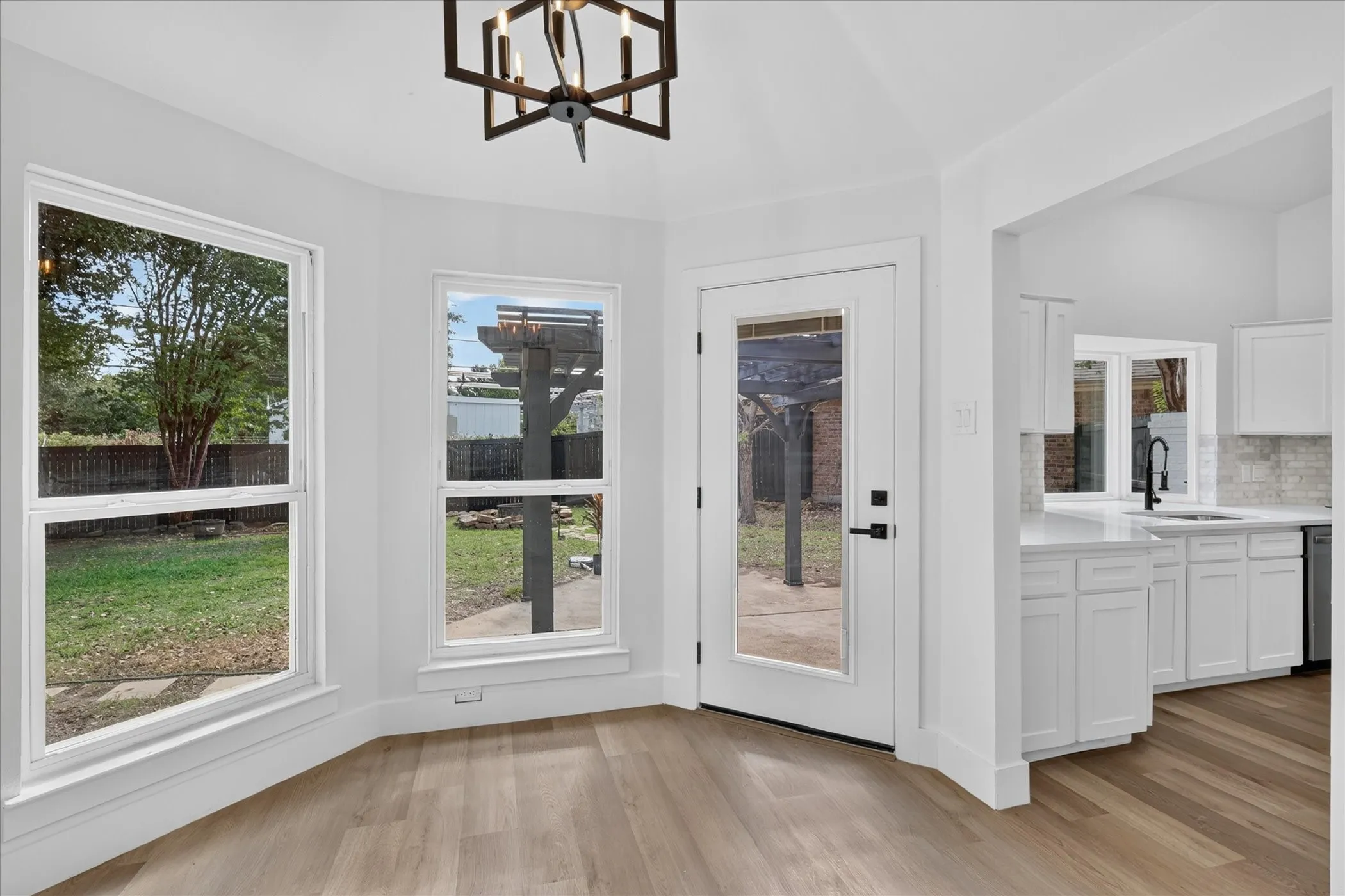 Single Family Residence For Sale in Collin County , 18902 Whitewater Lane, Dallas, Texas 75287, 3 Bedroom, 2 Bathroom, 2 Garage spaces, 1,997 Sqft, built in 1984, mls#21411388, Real Estate Agent in Dallas, Homes For Sale in Collin county, Homes For Sale in Dallas, Realtor in Dallas Texas, Real Estate Brokerage Independent Realty Texas, Luminita Cordes Realtor