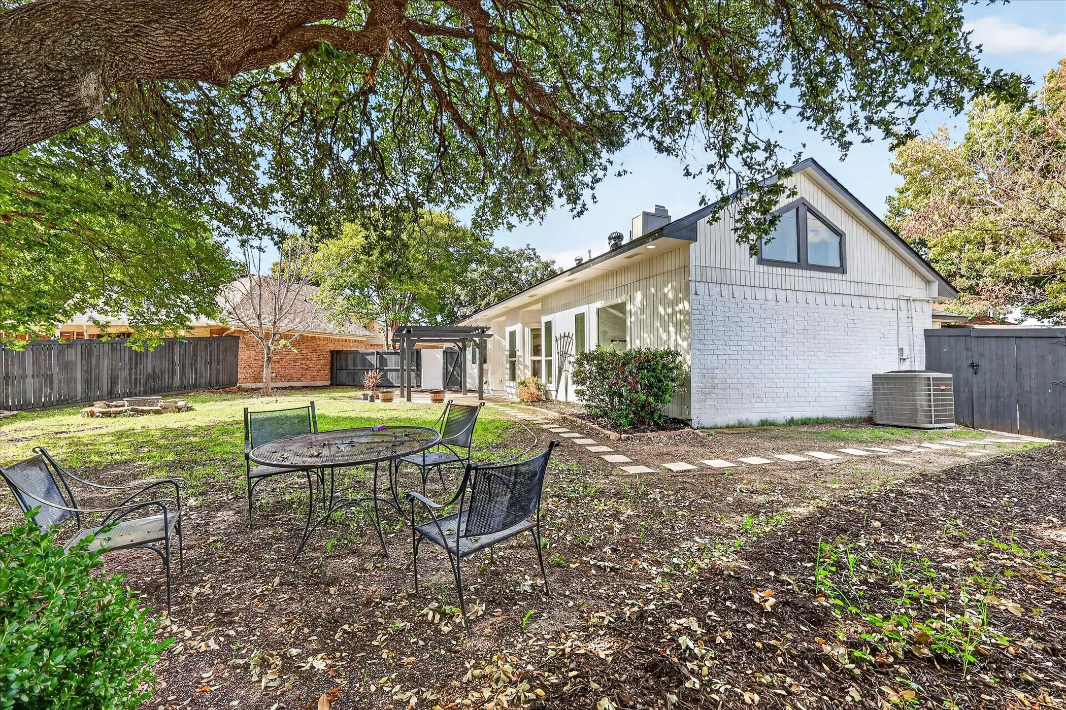 Single Family Residence For Sale in Collin County , 18902 Whitewater Lane, Dallas, Texas 75287, 3 Bedroom, 2 Bathroom, 2 Garage spaces, 1,997 Sqft, built in 1984, mls#21411388, Real Estate Agent in Dallas, Homes For Sale in Collin county, Homes For Sale in Dallas, Realtor in Dallas Texas, Real Estate Brokerage Independent Realty Texas, Luminita Cordes Realtor