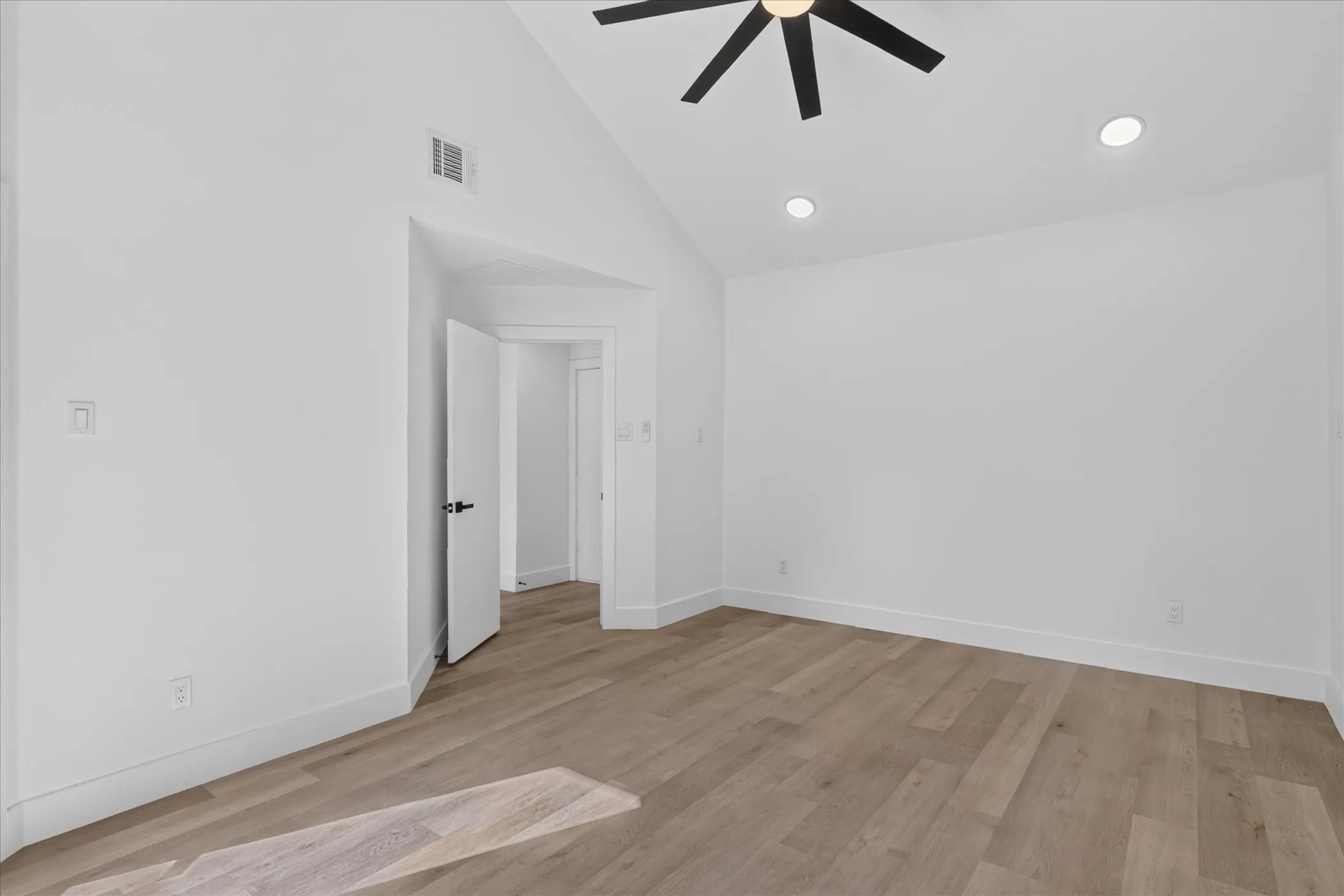 Single Family Residence For Sale in Collin County , 18902 Whitewater Lane, Dallas, Texas 75287, 3 Bedroom, 2 Bathroom, 2 Garage spaces, 1,997 Sqft, built in 1984, mls#21411388, Real Estate Agent in Dallas, Homes For Sale in Collin county, Homes For Sale in Dallas, Realtor in Dallas Texas, Real Estate Brokerage Independent Realty Texas, Luminita Cordes Realtor