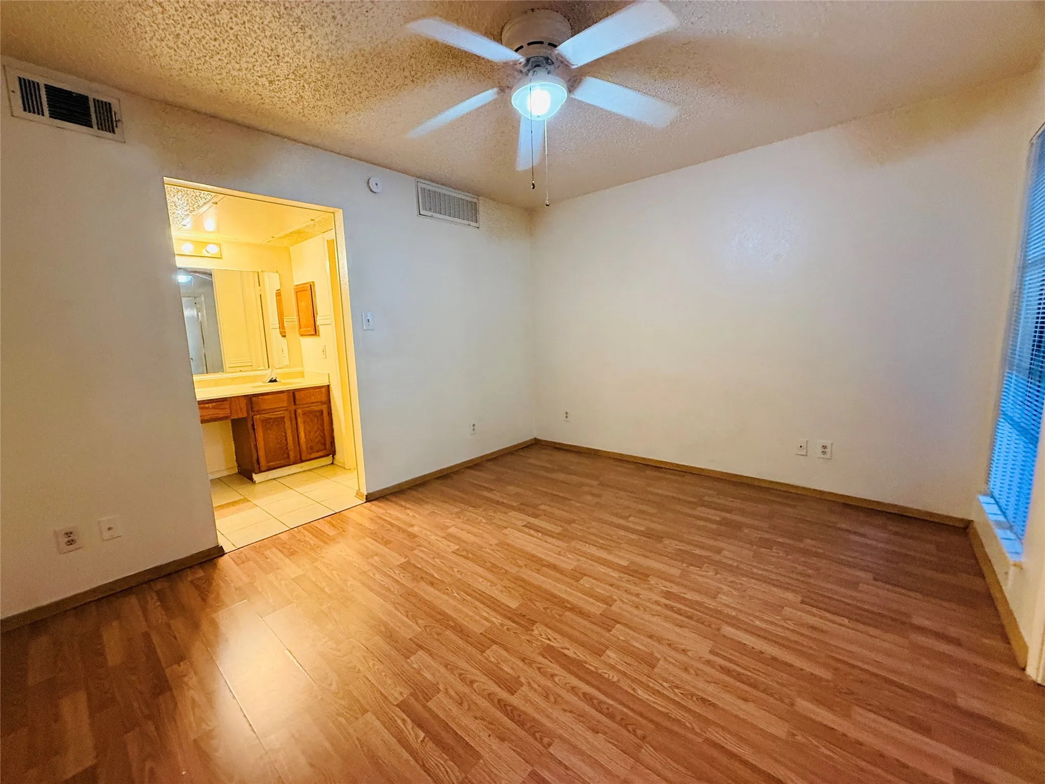 Condominium For Sale in Dallas County , 9833 Walnut Street 108, Dallas, Texas 75243, 1 Bedroom, 1 Bathroom, Garage spaces, 662 Sqft, built in 1984, mls#21411383, Real Estate Agent in Dallas, Homes For Sale in Dallas county, Homes For Sale in Dallas, Realtor in Dallas Texas, Real Estate Brokerage Independent Realty Texas, Luminita Cordes Realtor