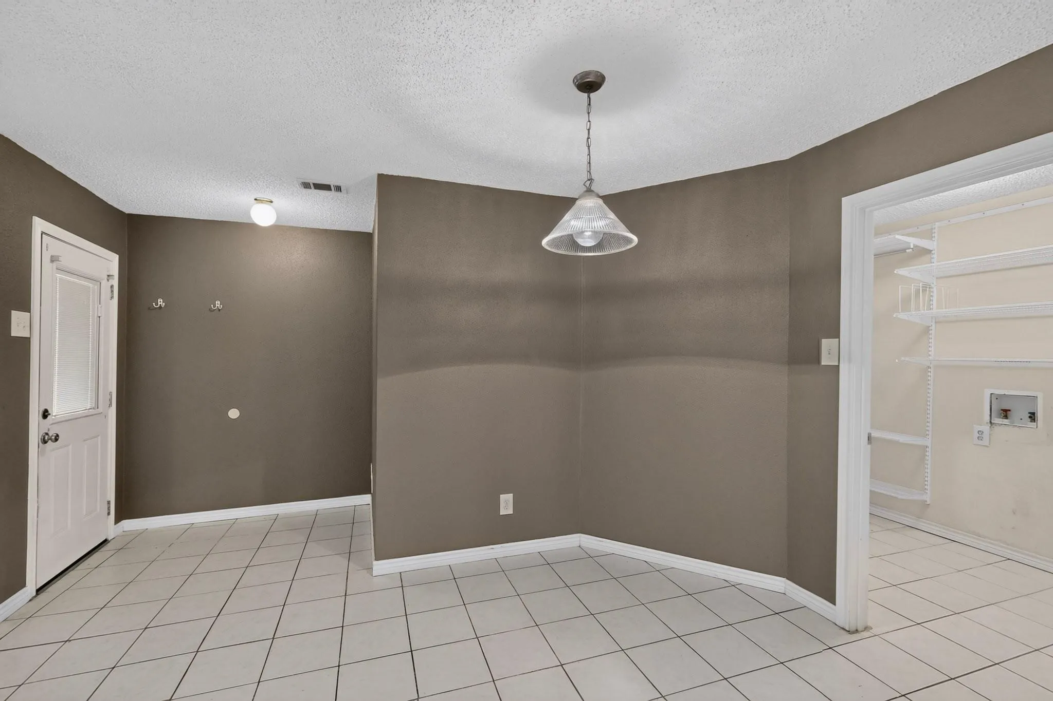 Single Family Residence For Sale in Dallas County , 2009 Glencrest Lane, Garland, Texas 75040, 3 Bedroom, 2 Bathroom, 2 Garage spaces, 1,476 Sqft, built in 1978, mls#21411405, Real Estate Agent in Garland, Homes For Sale in Dallas county, Homes For Sale in Garland, Realtor in Garland Texas, Real Estate Brokerage Independent Realty Texas, Luminita Cordes Realtor