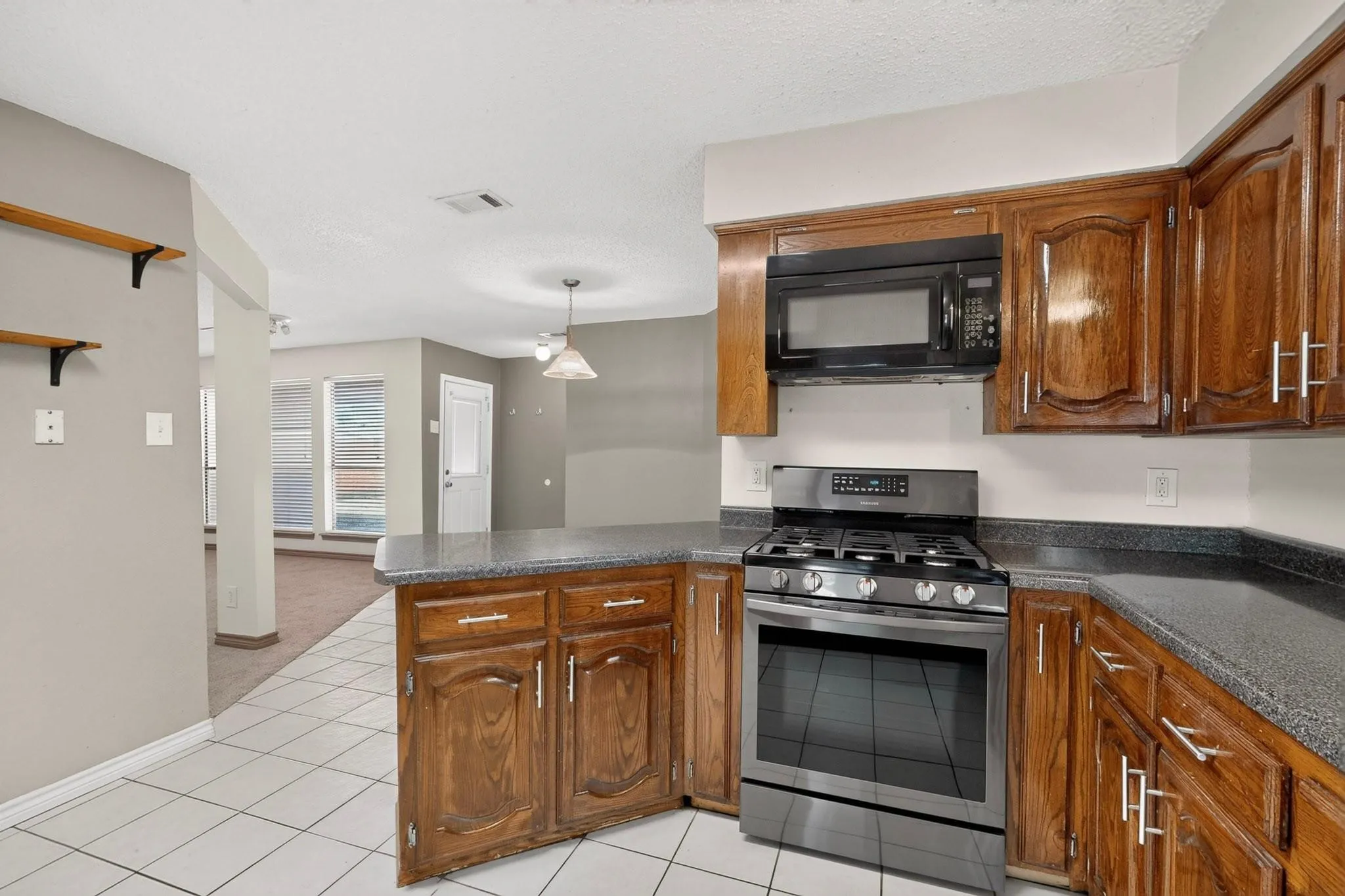 Single Family Residence For Sale in Dallas County , 2009 Glencrest Lane, Garland, Texas 75040, 3 Bedroom, 2 Bathroom, 2 Garage spaces, 1,476 Sqft, built in 1978, mls#21411405, Real Estate Agent in Garland, Homes For Sale in Dallas county, Homes For Sale in Garland, Realtor in Garland Texas, Real Estate Brokerage Independent Realty Texas, Luminita Cordes Realtor