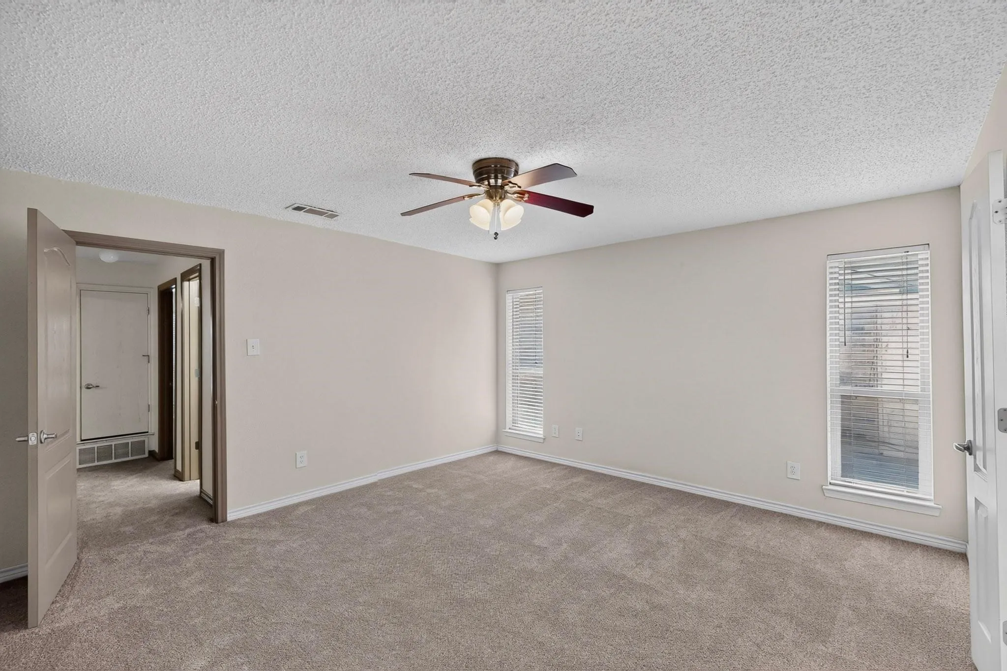 Single Family Residence For Sale in Dallas County , 2009 Glencrest Lane, Garland, Texas 75040, 3 Bedroom, 2 Bathroom, 2 Garage spaces, 1,476 Sqft, built in 1978, mls#21411405, Real Estate Agent in Garland, Homes For Sale in Dallas county, Homes For Sale in Garland, Realtor in Garland Texas, Real Estate Brokerage Independent Realty Texas, Luminita Cordes Realtor