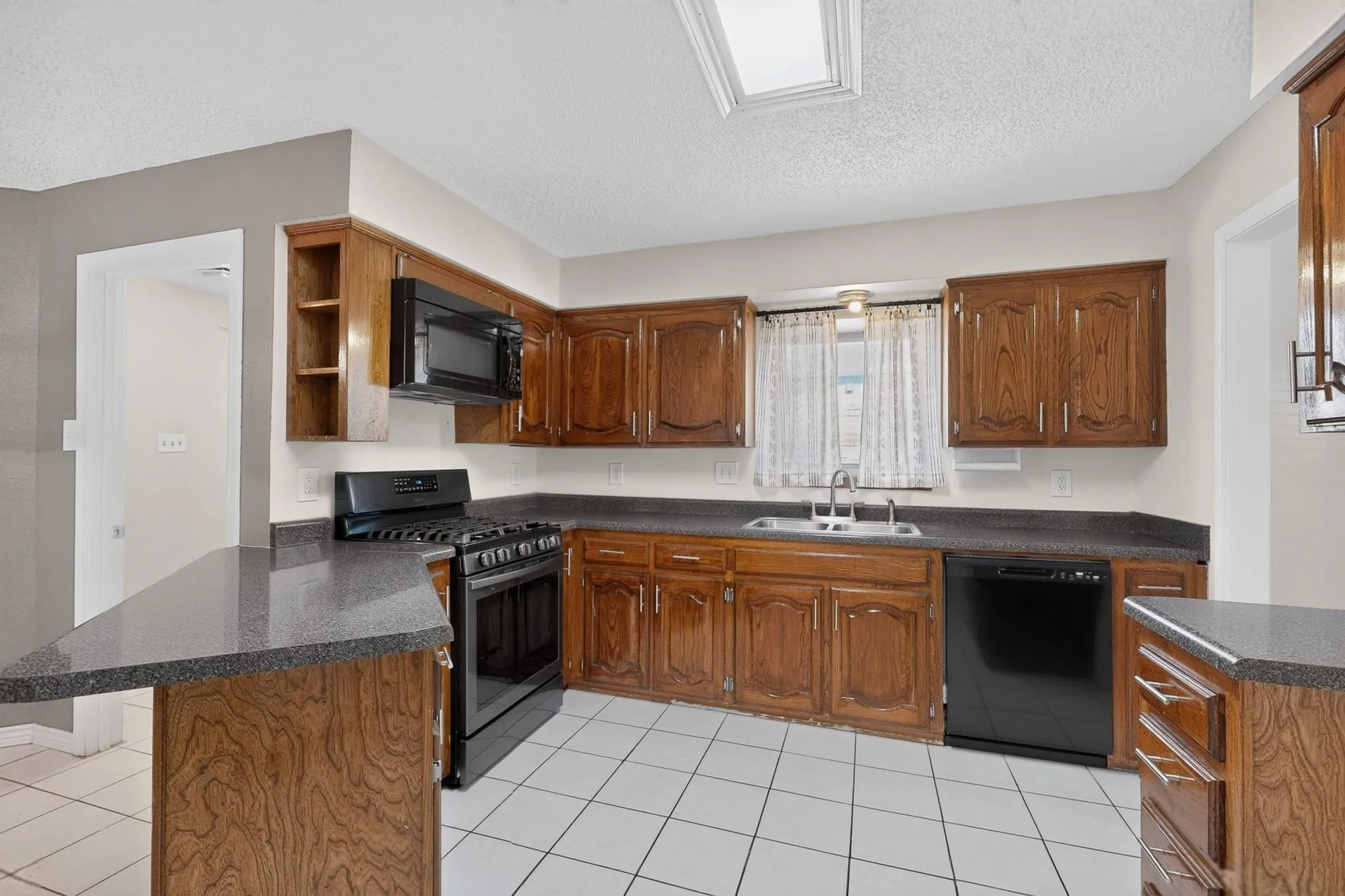 Single Family Residence For Sale in Dallas County , 2009 Glencrest Lane, Garland, Texas 75040, 3 Bedroom, 2 Bathroom, 2 Garage spaces, 1,476 Sqft, built in 1978, mls#21411405, Real Estate Agent in Garland, Homes For Sale in Dallas county, Homes For Sale in Garland, Realtor in Garland Texas, Real Estate Brokerage Independent Realty Texas, Luminita Cordes Realtor