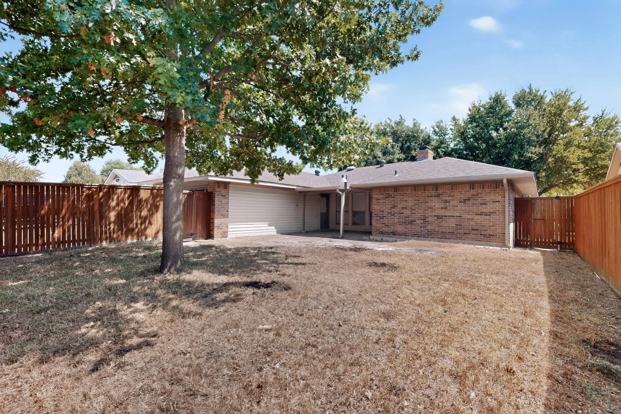 Single Family Residence For Sale in Dallas County , 2009 Glencrest Lane, Garland, Texas 75040, 3 Bedroom, 2 Bathroom, 2 Garage spaces, 1,476 Sqft, built in 1978, mls#21411405, Real Estate Agent in Garland, Homes For Sale in Dallas county, Homes For Sale in Garland, Realtor in Garland Texas, Real Estate Brokerage Independent Realty Texas, Luminita Cordes Realtor