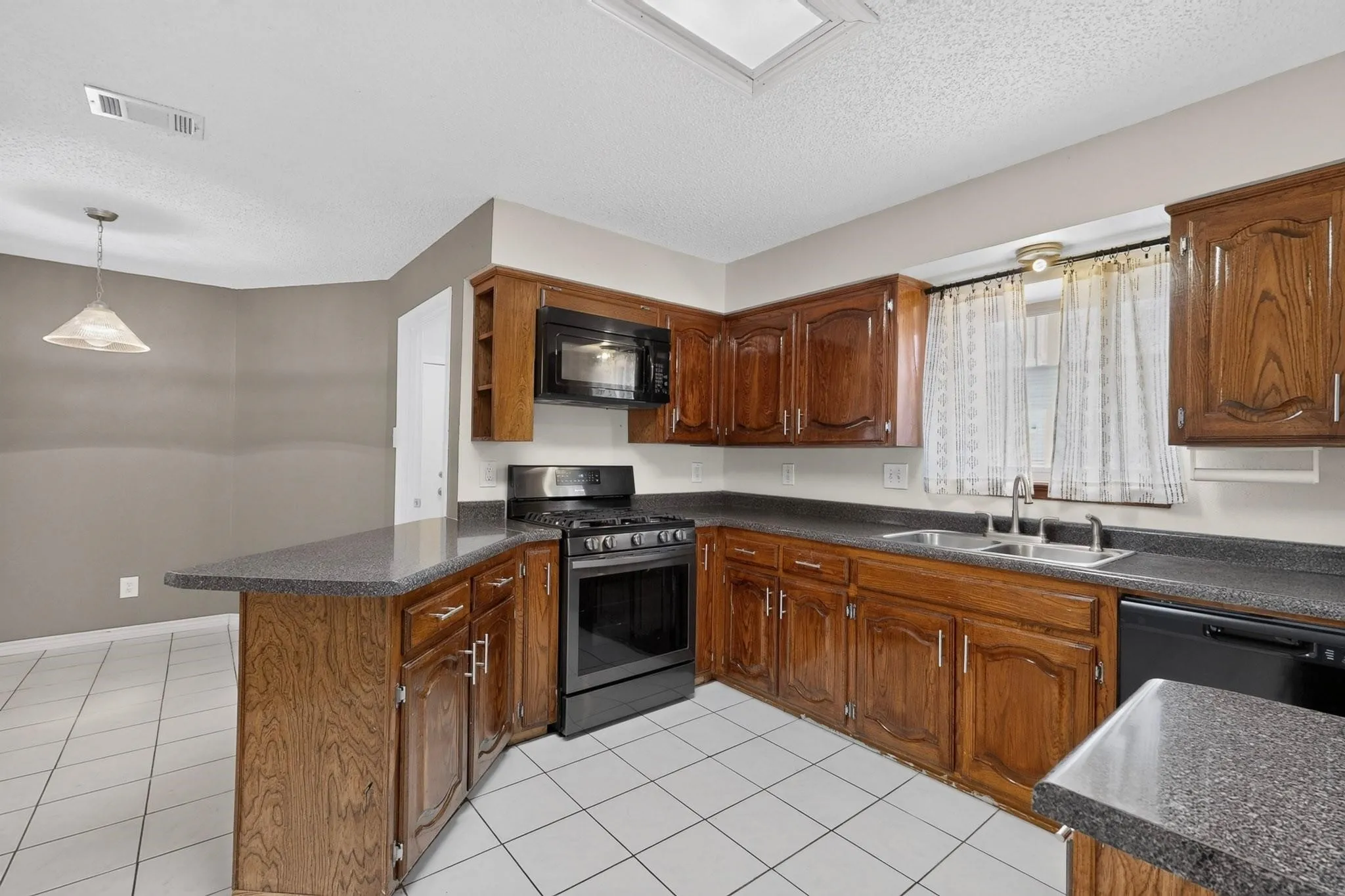 Single Family Residence For Sale in Dallas County , 2009 Glencrest Lane, Garland, Texas 75040, 3 Bedroom, 2 Bathroom, 2 Garage spaces, 1,476 Sqft, built in 1978, mls#21411405, Real Estate Agent in Garland, Homes For Sale in Dallas county, Homes For Sale in Garland, Realtor in Garland Texas, Real Estate Brokerage Independent Realty Texas, Luminita Cordes Realtor