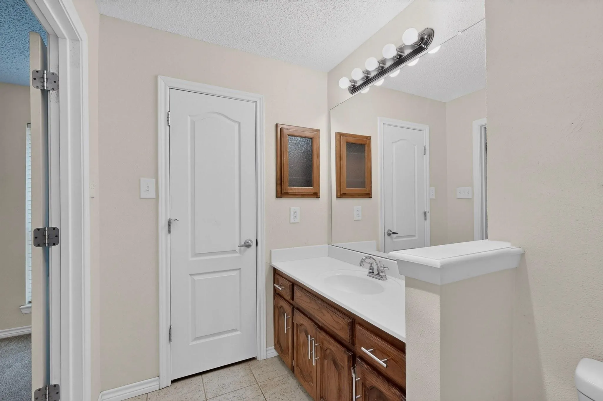 Single Family Residence For Sale in Dallas County , 2009 Glencrest Lane, Garland, Texas 75040, 3 Bedroom, 2 Bathroom, 2 Garage spaces, 1,476 Sqft, built in 1978, mls#21411405, Real Estate Agent in Garland, Homes For Sale in Dallas county, Homes For Sale in Garland, Realtor in Garland Texas, Real Estate Brokerage Independent Realty Texas, Luminita Cordes Realtor