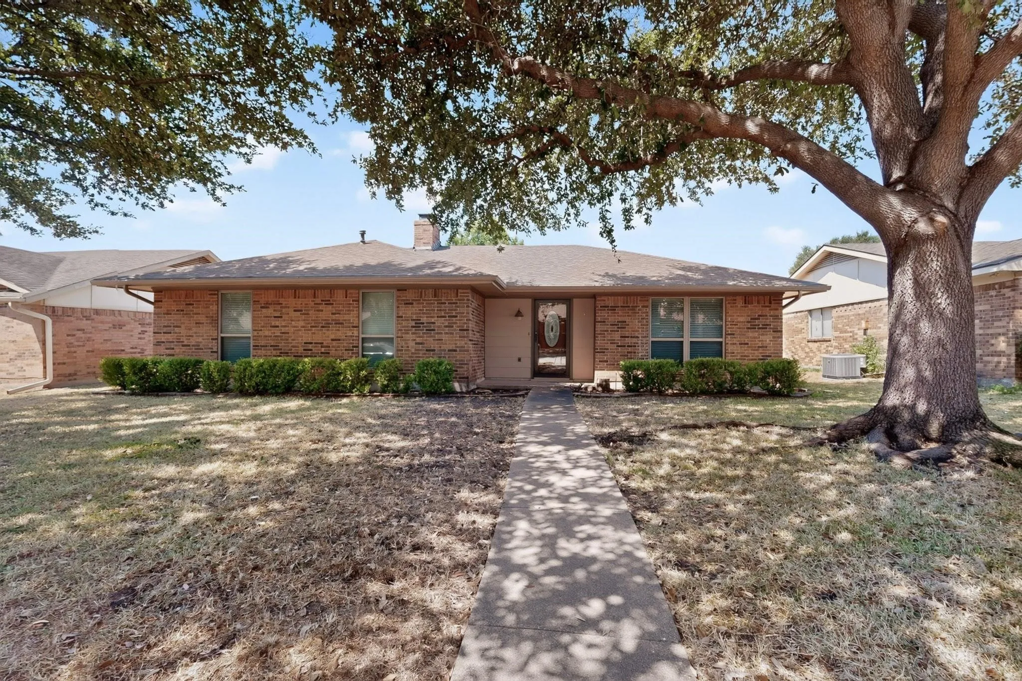 Single Family Residence For Sale in Dallas County , 2009 Glencrest Lane, Garland, Texas 75040, 3 Bedroom, 2 Bathroom, 2 Garage spaces, 1,476 Sqft, built in 1978, mls#21411405, Real Estate Agent in Garland, Homes For Sale in Dallas county, Homes For Sale in Garland, Realtor in Garland Texas, Real Estate Brokerage Independent Realty Texas, Luminita Cordes Realtor