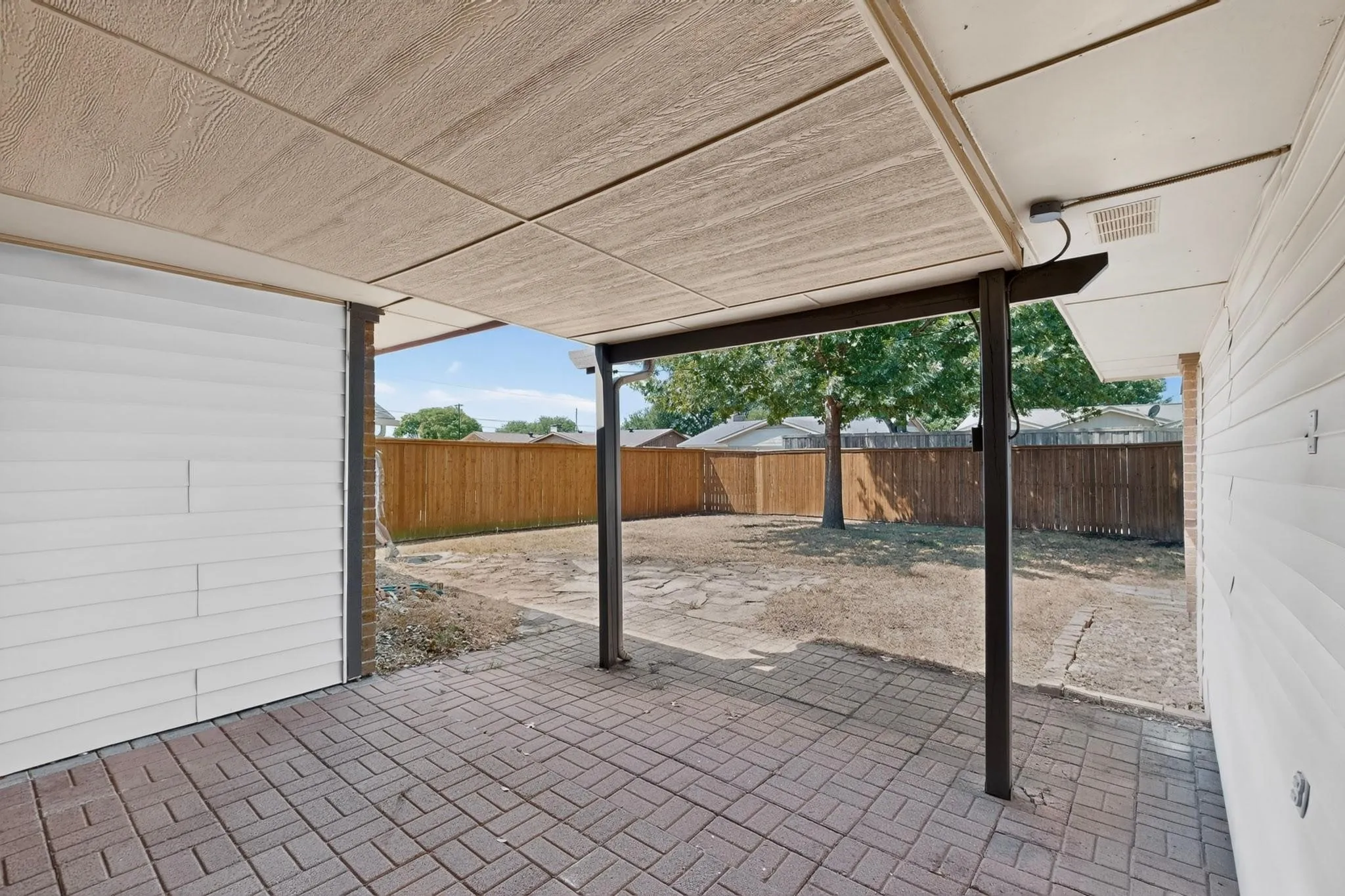 Single Family Residence For Sale in Dallas County , 2009 Glencrest Lane, Garland, Texas 75040, 3 Bedroom, 2 Bathroom, 2 Garage spaces, 1,476 Sqft, built in 1978, mls#21411405, Real Estate Agent in Garland, Homes For Sale in Dallas county, Homes For Sale in Garland, Realtor in Garland Texas, Real Estate Brokerage Independent Realty Texas, Luminita Cordes Realtor