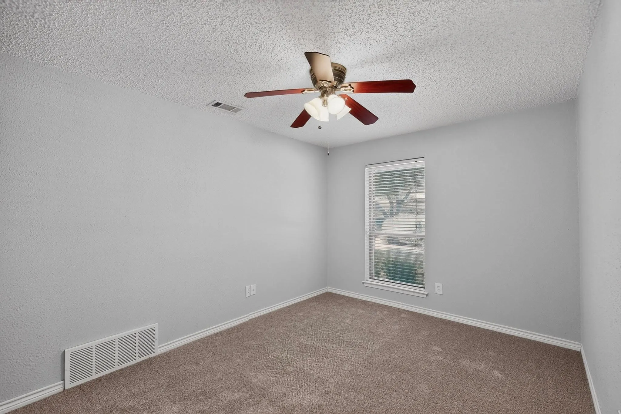 Single Family Residence For Sale in Dallas County , 2009 Glencrest Lane, Garland, Texas 75040, 3 Bedroom, 2 Bathroom, 2 Garage spaces, 1,476 Sqft, built in 1978, mls#21411405, Real Estate Agent in Garland, Homes For Sale in Dallas county, Homes For Sale in Garland, Realtor in Garland Texas, Real Estate Brokerage Independent Realty Texas, Luminita Cordes Realtor
