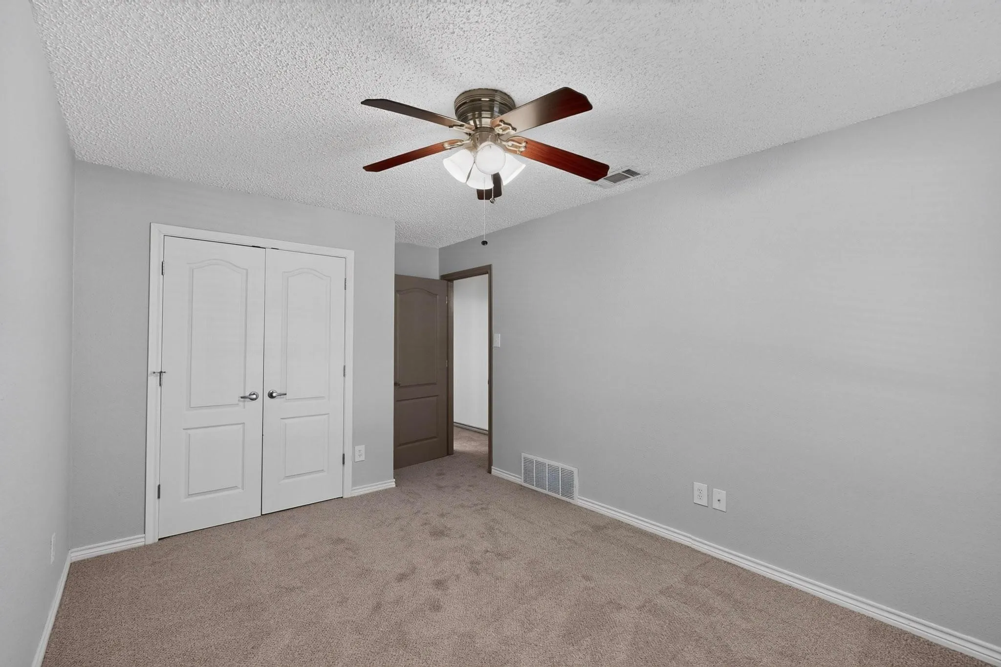 Single Family Residence For Sale in Dallas County , 2009 Glencrest Lane, Garland, Texas 75040, 3 Bedroom, 2 Bathroom, 2 Garage spaces, 1,476 Sqft, built in 1978, mls#21411405, Real Estate Agent in Garland, Homes For Sale in Dallas county, Homes For Sale in Garland, Realtor in Garland Texas, Real Estate Brokerage Independent Realty Texas, Luminita Cordes Realtor