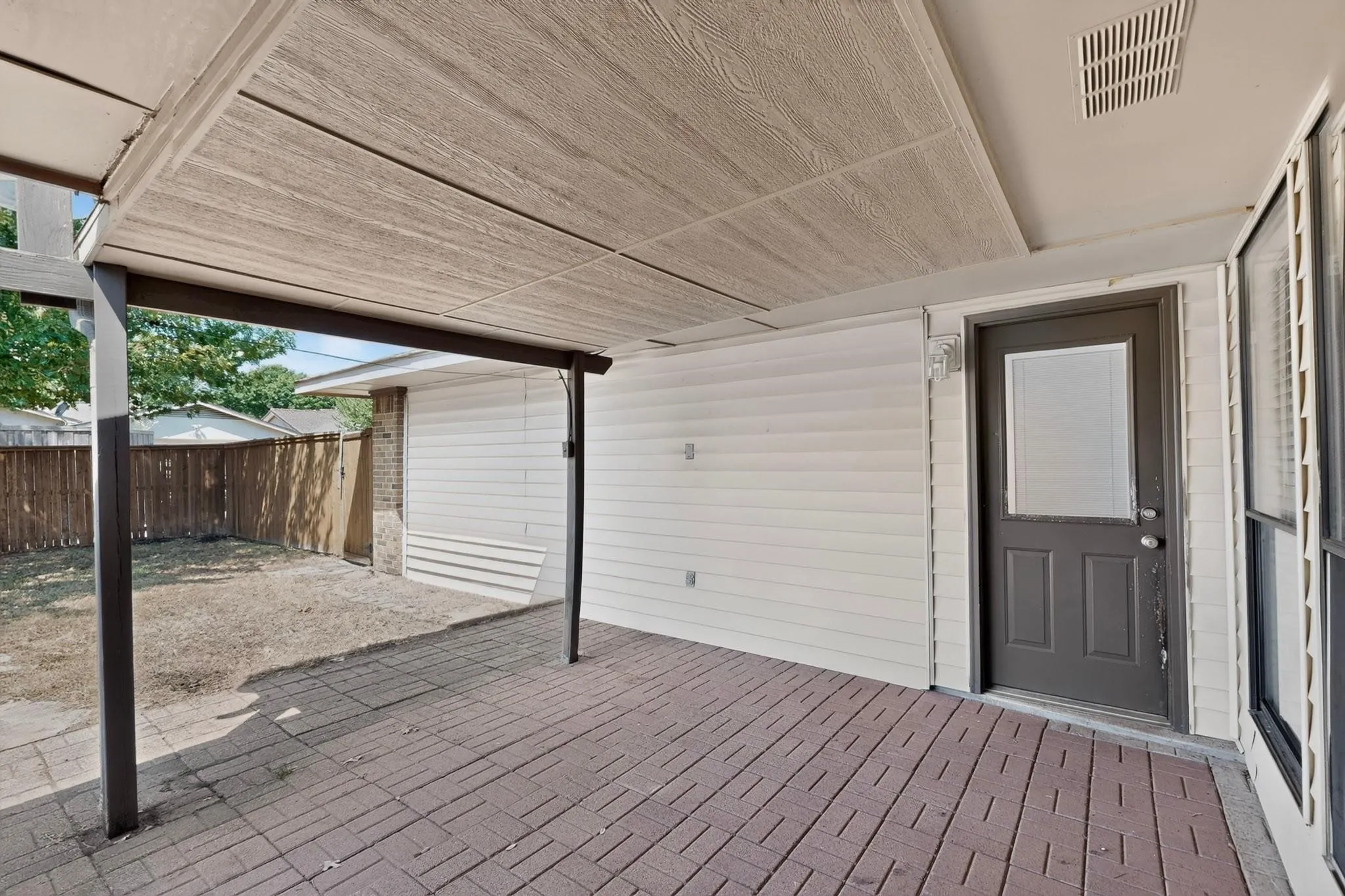 Single Family Residence For Sale in Dallas County , 2009 Glencrest Lane, Garland, Texas 75040, 3 Bedroom, 2 Bathroom, 2 Garage spaces, 1,476 Sqft, built in 1978, mls#21411405, Real Estate Agent in Garland, Homes For Sale in Dallas county, Homes For Sale in Garland, Realtor in Garland Texas, Real Estate Brokerage Independent Realty Texas, Luminita Cordes Realtor