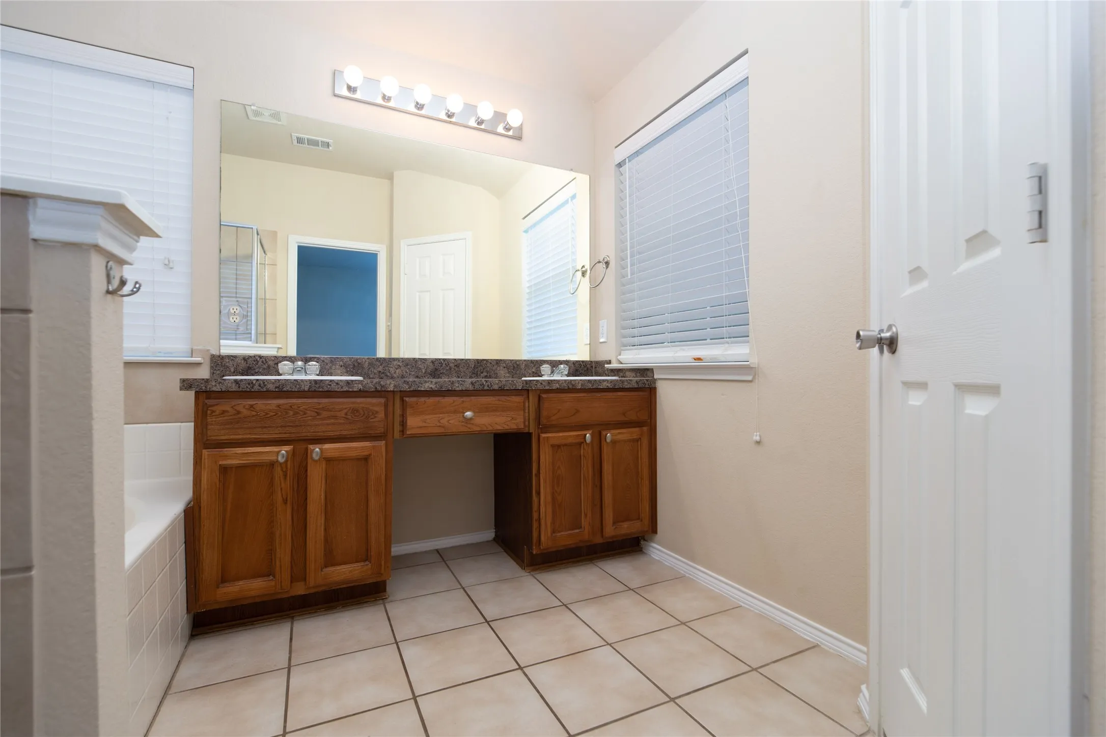 Single Family Residence For Rent in Collin County , 11938 Kingsville Drive, Frisco, Texas 75035, 3 Bedroom, 2 Bathroom, 2 Garage spaces, 1,833 Sqft, built in 2005, mls#21411416, Real Estate Agent in Frisco, Homes For Rent in Collin county, Homes For Rent in Frisco, Realtor in Frisco Texas, Real Estate Brokerage Independent Realty Texas, Luminita Cordes Realtor