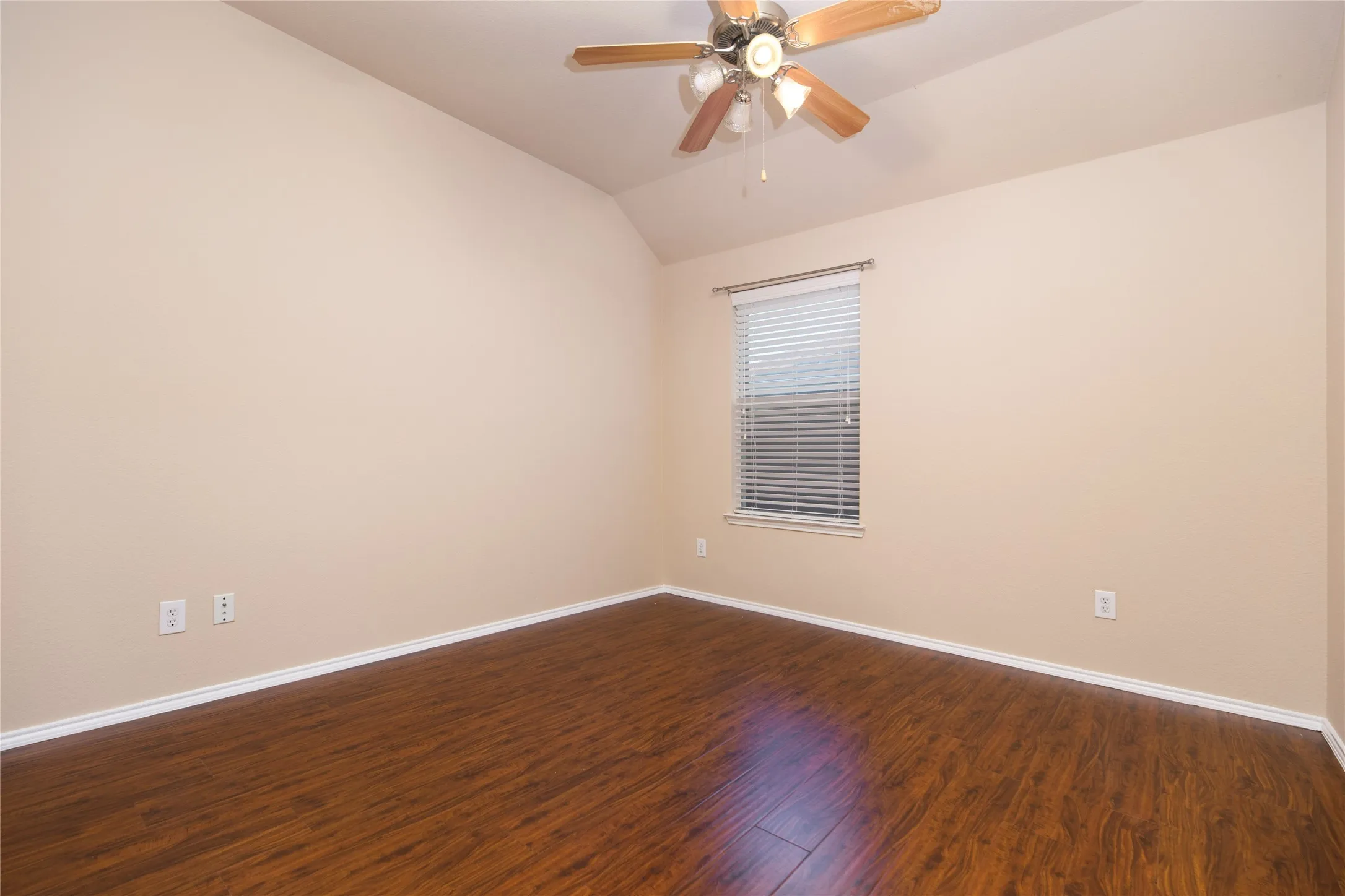 Single Family Residence For Rent in Collin County , 11938 Kingsville Drive, Frisco, Texas 75035, 3 Bedroom, 2 Bathroom, 2 Garage spaces, 1,833 Sqft, built in 2005, mls#21411416, Real Estate Agent in Frisco, Homes For Rent in Collin county, Homes For Rent in Frisco, Realtor in Frisco Texas, Real Estate Brokerage Independent Realty Texas, Luminita Cordes Realtor