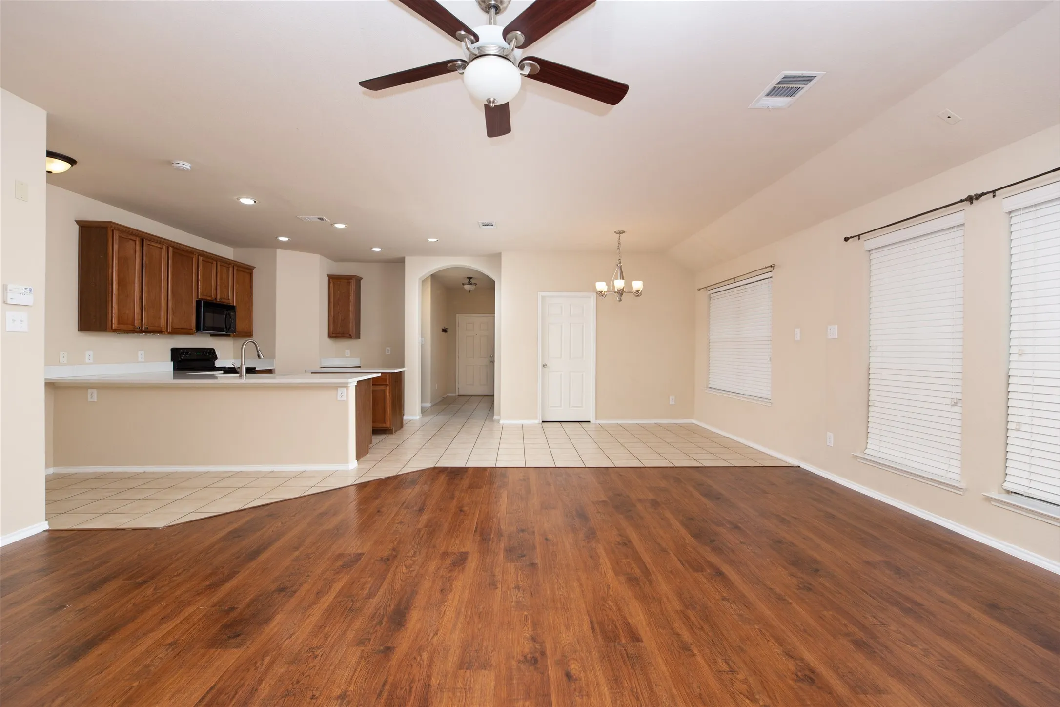 Single Family Residence For Rent in Collin County , 11938 Kingsville Drive, Frisco, Texas 75035, 3 Bedroom, 2 Bathroom, 2 Garage spaces, 1,833 Sqft, built in 2005, mls#21411416, Real Estate Agent in Frisco, Homes For Rent in Collin county, Homes For Rent in Frisco, Realtor in Frisco Texas, Real Estate Brokerage Independent Realty Texas, Luminita Cordes Realtor