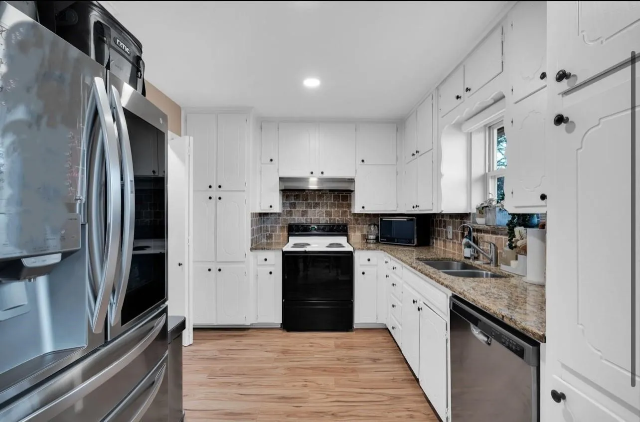 Single Family Residence For Rent in Tarrant County , 605 Steeplechase Drive, Bedford, Texas 76021, 3 Bedroom, 2 Bathroom, 2 Garage spaces, 1,506 Sqft, built in 1979, mls#21411419, Real Estate Agent in Bedford, Homes For Rent in Tarrant county, Homes For Rent in Bedford, Realtor in Bedford Texas, Real Estate Brokerage Independent Realty Texas, Luminita Cordes Realtor