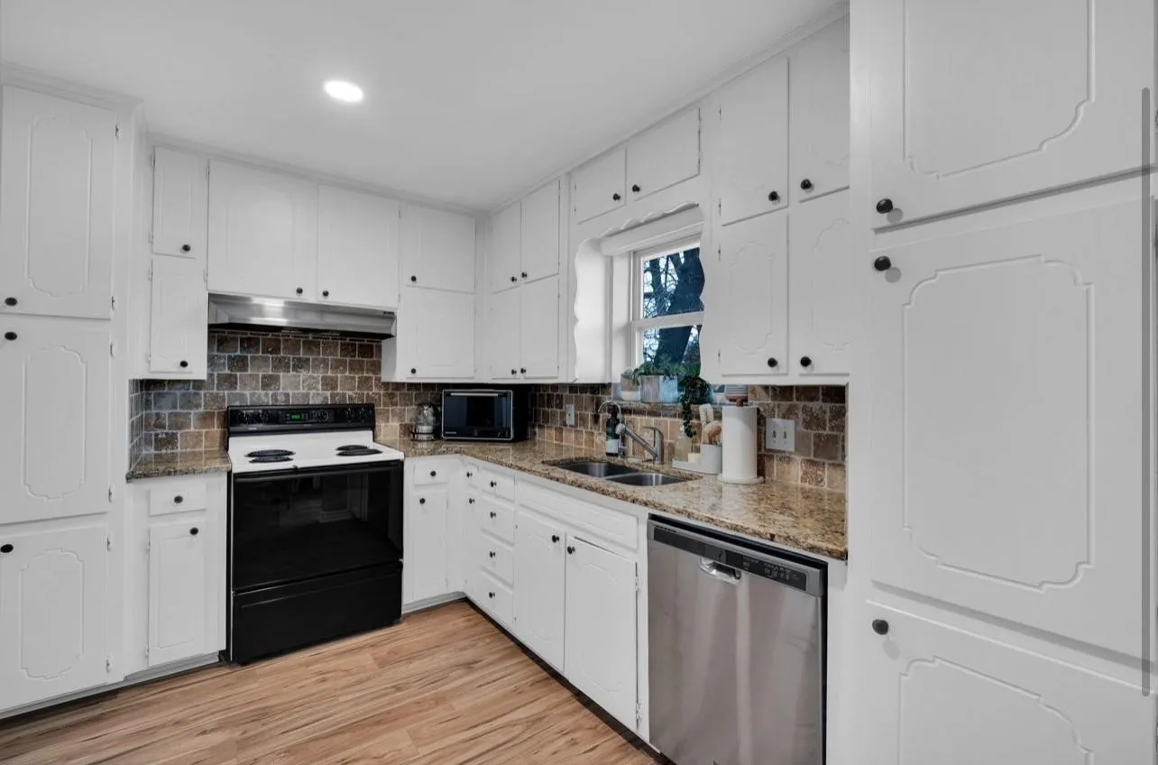 Single Family Residence For Rent in Tarrant County , 605 Steeplechase Drive, Bedford, Texas 76021, 3 Bedroom, 2 Bathroom, 2 Garage spaces, 1,506 Sqft, built in 1979, mls#21411419, Real Estate Agent in Bedford, Homes For Rent in Tarrant county, Homes For Rent in Bedford, Realtor in Bedford Texas, Real Estate Brokerage Independent Realty Texas, Luminita Cordes Realtor