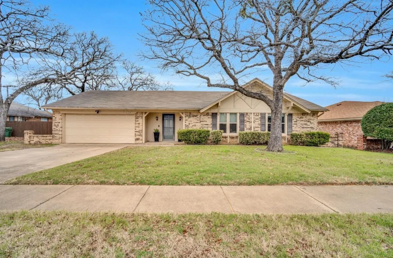 Single Family Residence For Rent in Tarrant County , 605 Steeplechase Drive, Bedford, Texas 76021, 3 Bedroom, 2 Bathroom, 2 Garage spaces, 1,506 Sqft, built in 1979, mls#21411419, Real Estate Agent in Bedford, Homes For Rent in Tarrant county, Homes For Rent in Bedford, Realtor in Bedford Texas, Real Estate Brokerage Independent Realty Texas, Luminita Cordes Realtor