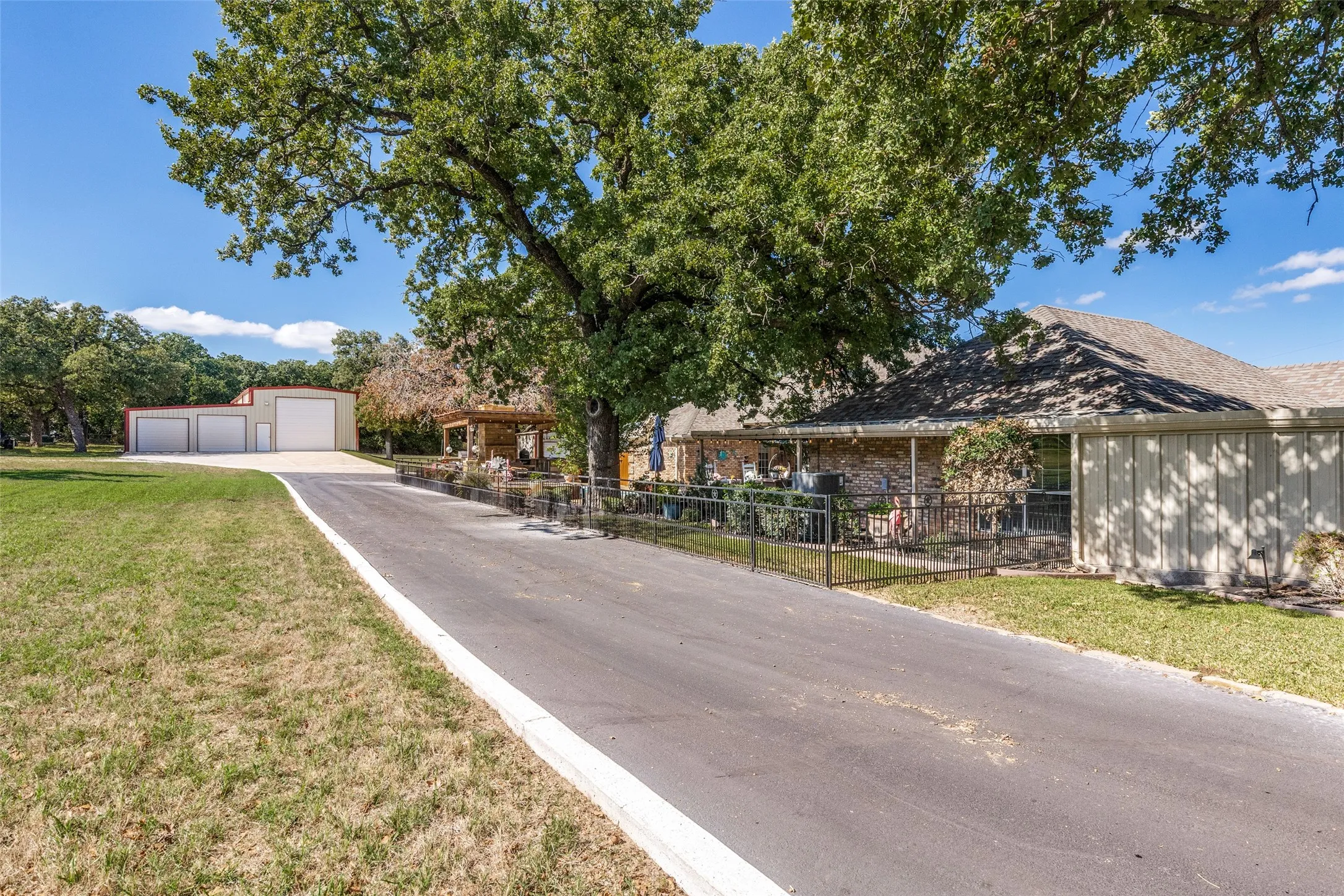 Single Family Residence For Sale in Wise County , 395 County Road 1646, Chico, Texas 76431, 3 Bedroom, 3 Bathroom, Garage spaces, 2,798 Sqft, built in 1993, mls#21407050, Real Estate Agent in Chico, Homes For Sale in Wise county, Homes For Sale in Chico, Realtor in Chico Texas, Real Estate Brokerage Independent Realty Texas, Luminita Cordes Realtor