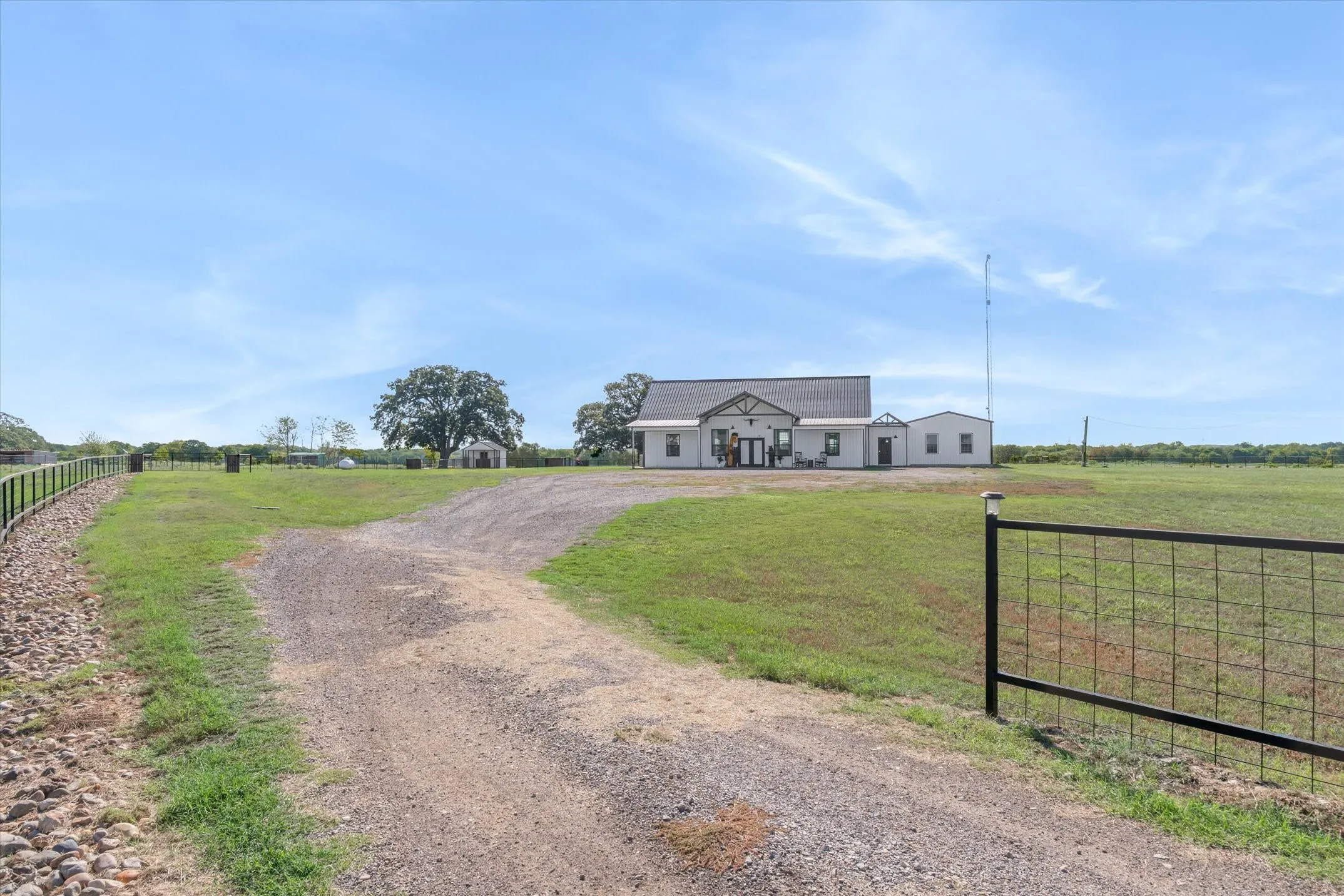 Single Family Residence For Sale in Van Zandt County , 190 Private Road 7786, Wills Point, Texas 75169, 2 Bedroom, 2 Bathroom, Garage spaces, 2,434 Sqft, built in 2022, mls#21410845, Real Estate Agent in Wills Point, Homes For Sale in Van Zandt county, Homes For Sale in Wills Point, Realtor in Wills Point Texas, Real Estate Brokerage Independent Realty Texas, Luminita Cordes Realtor