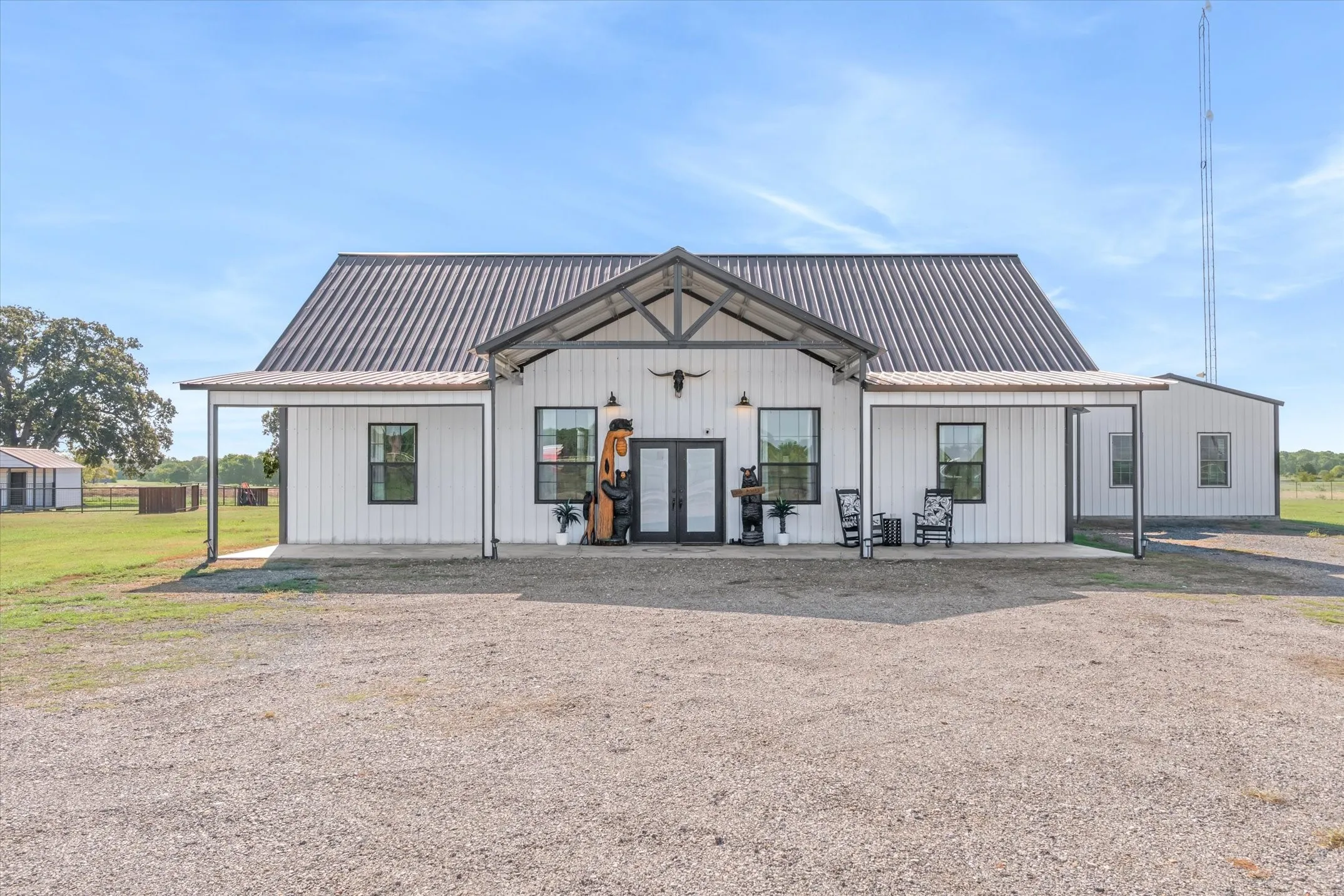 Single Family Residence For Sale in Van Zandt County , 190 Private Road 7786, Wills Point, Texas 75169, 2 Bedroom, 2 Bathroom, Garage spaces, 2,434 Sqft, built in 2022, mls#21410845, Real Estate Agent in Wills Point, Homes For Sale in Van Zandt county, Homes For Sale in Wills Point, Realtor in Wills Point Texas, Real Estate Brokerage Independent Realty Texas, Luminita Cordes Realtor
