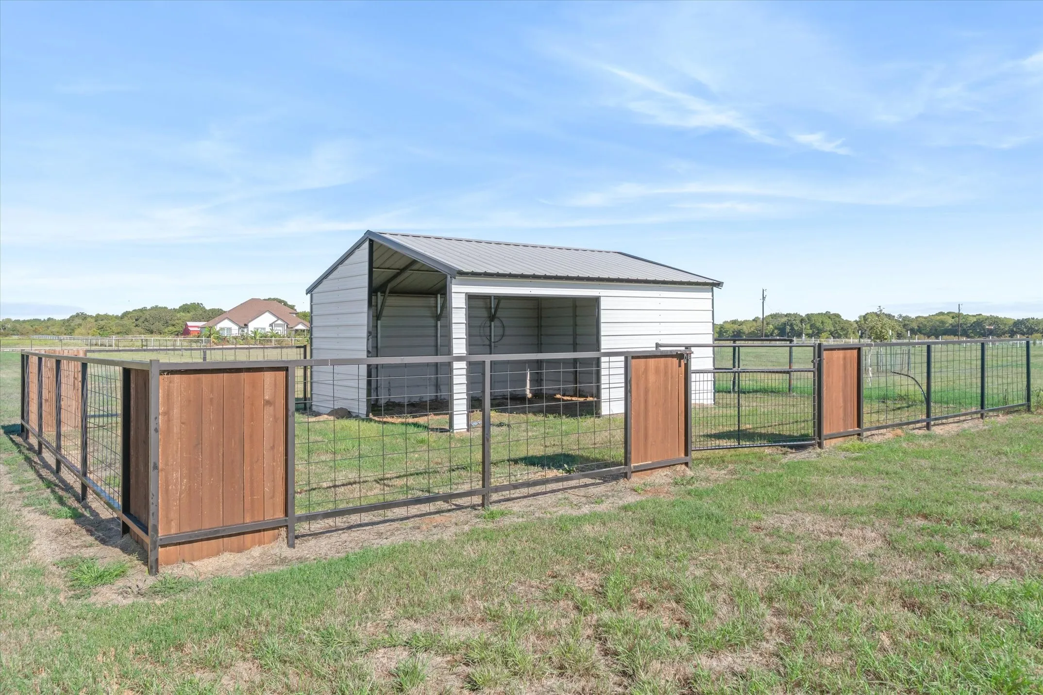 Single Family Residence For Sale in Van Zandt County , 190 Private Road 7786, Wills Point, Texas 75169, 2 Bedroom, 2 Bathroom, Garage spaces, 2,434 Sqft, built in 2022, mls#21410845, Real Estate Agent in Wills Point, Homes For Sale in Van Zandt county, Homes For Sale in Wills Point, Realtor in Wills Point Texas, Real Estate Brokerage Independent Realty Texas, Luminita Cordes Realtor