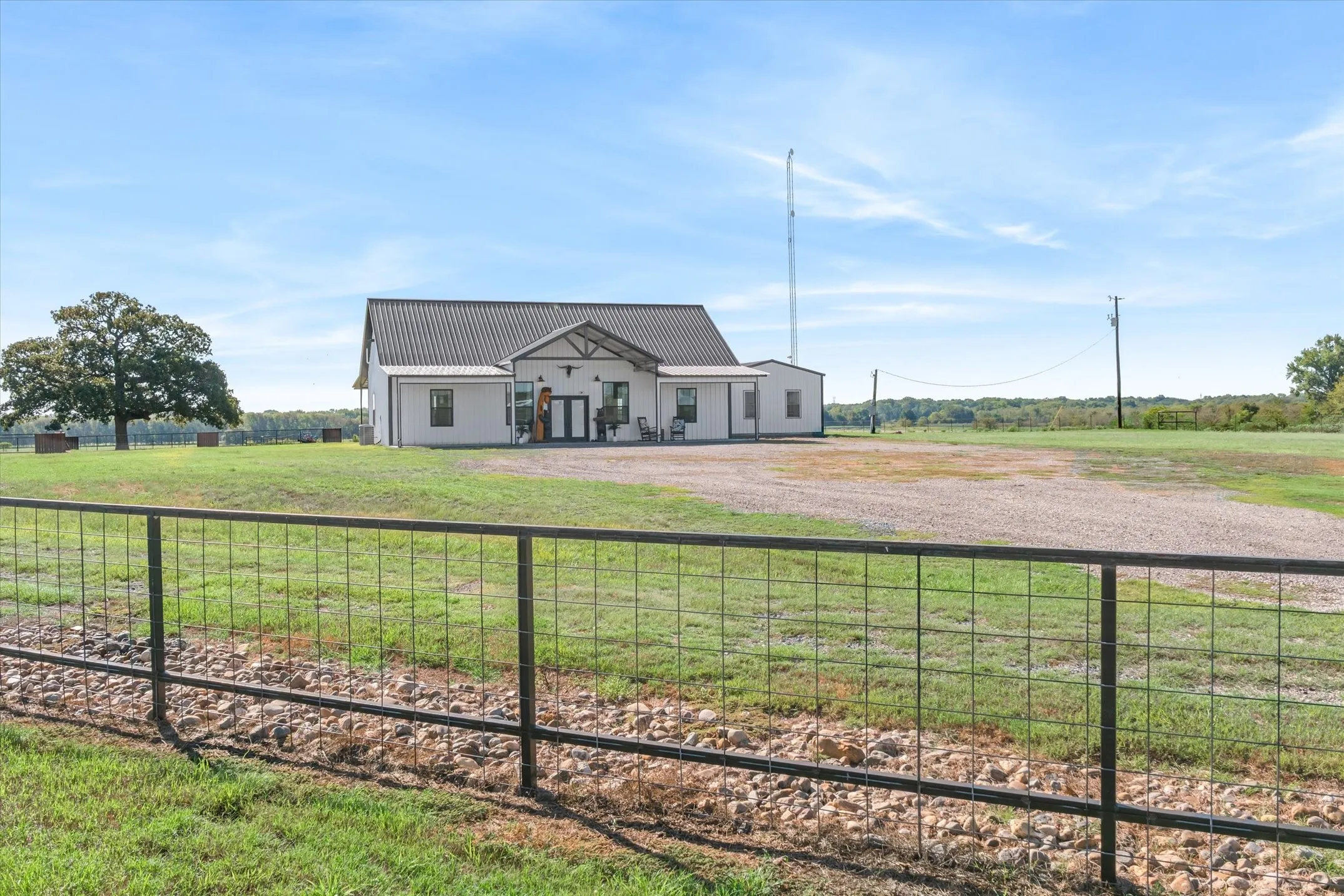 Single Family Residence For Sale in Van Zandt County , 190 Private Road 7786, Wills Point, Texas 75169, 2 Bedroom, 2 Bathroom, Garage spaces, 2,434 Sqft, built in 2022, mls#21410845, Real Estate Agent in Wills Point, Homes For Sale in Van Zandt county, Homes For Sale in Wills Point, Realtor in Wills Point Texas, Real Estate Brokerage Independent Realty Texas, Luminita Cordes Realtor