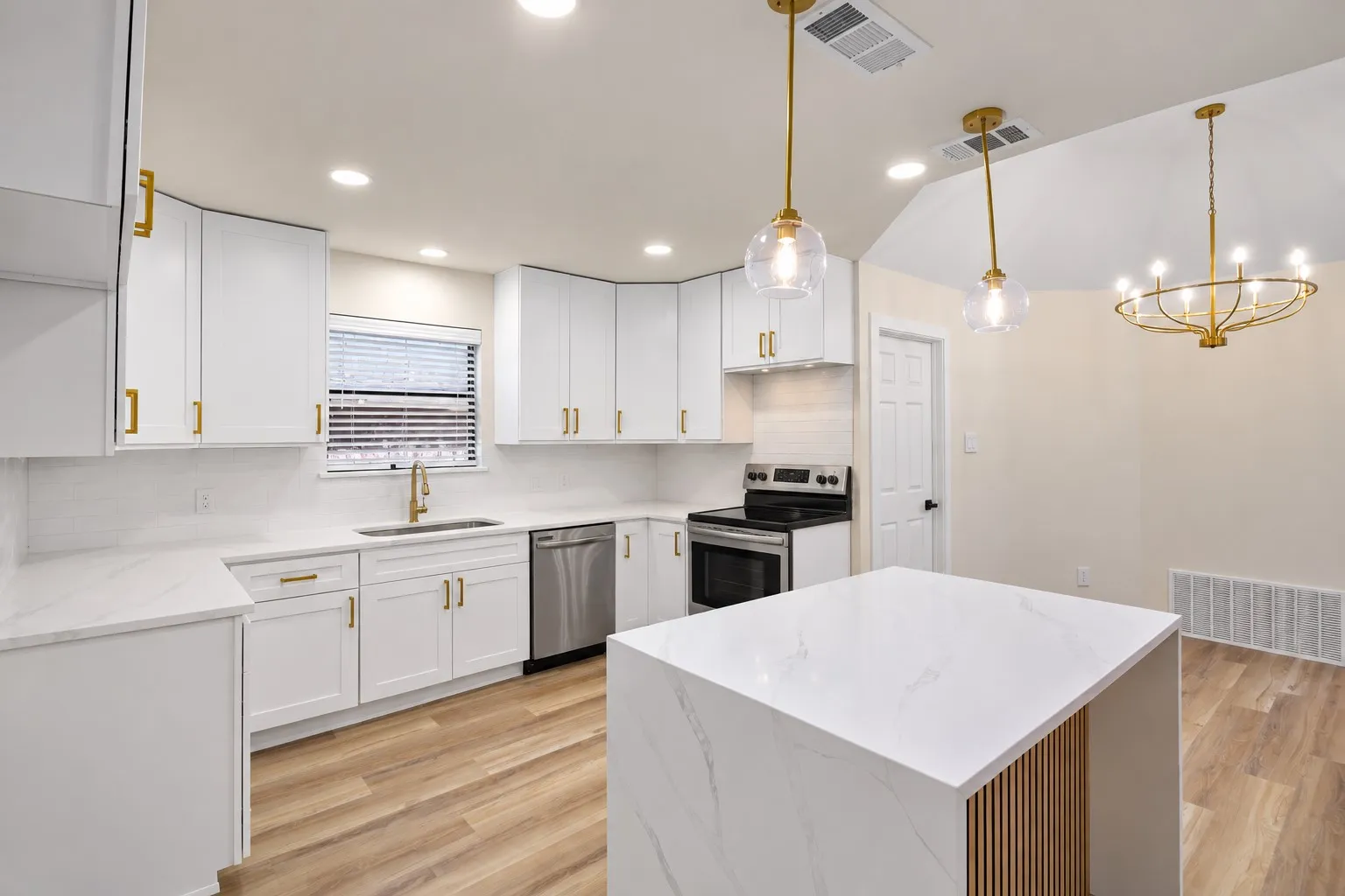 Single Family Residence For Sale in Dallas County , 1812 Seminole Trail, Mesquite, Texas 75149, 3 Bedroom, 2 Bathroom, 2 Garage spaces, 1,576 Sqft, built in 1987, mls#21411434, Real Estate Agent in Mesquite, Homes For Sale in Dallas county, Homes For Sale in Mesquite, Realtor in Mesquite Texas, Real Estate Brokerage Independent Realty Texas, Luminita Cordes Realtor