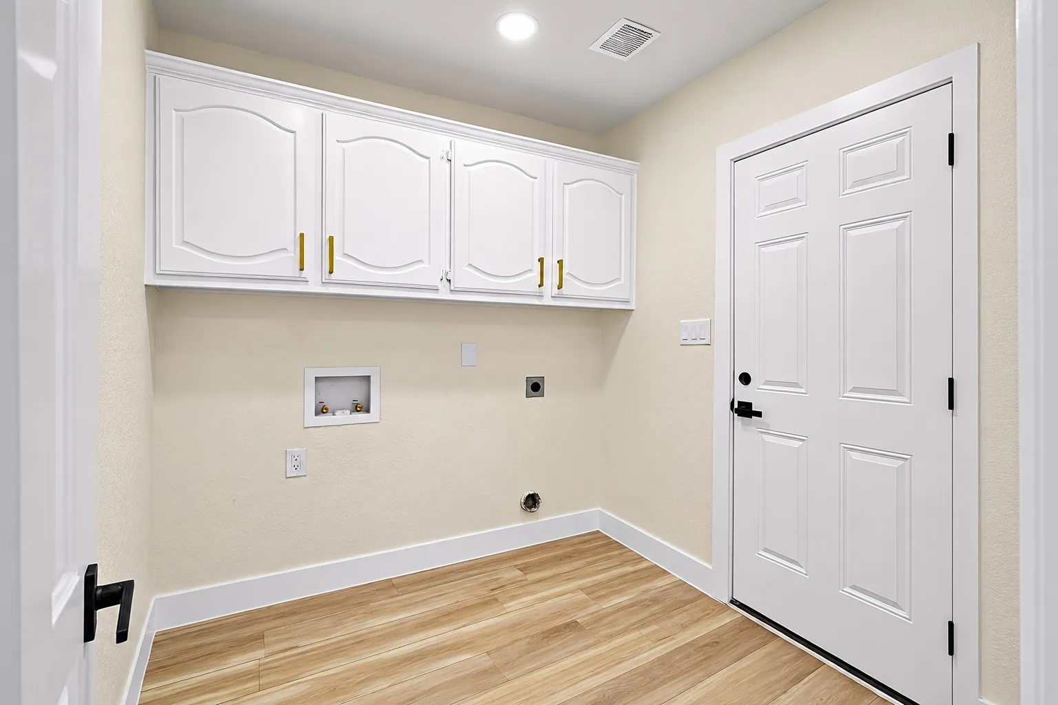 Single Family Residence For Sale in Dallas County , 1812 Seminole Trail, Mesquite, Texas 75149, 3 Bedroom, 2 Bathroom, 2 Garage spaces, 1,576 Sqft, built in 1987, mls#21411434, Real Estate Agent in Mesquite, Homes For Sale in Dallas county, Homes For Sale in Mesquite, Realtor in Mesquite Texas, Real Estate Brokerage Independent Realty Texas, Luminita Cordes Realtor