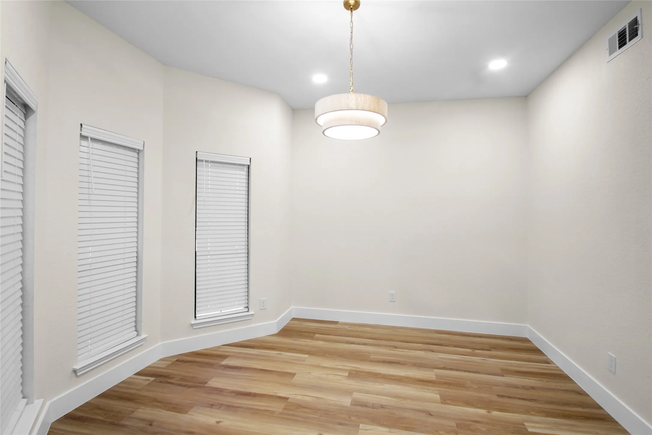 Single Family Residence For Sale in Dallas County , 1812 Seminole Trail, Mesquite, Texas 75149, 3 Bedroom, 2 Bathroom, 2 Garage spaces, 1,576 Sqft, built in 1987, mls#21411434, Real Estate Agent in Mesquite, Homes For Sale in Dallas county, Homes For Sale in Mesquite, Realtor in Mesquite Texas, Real Estate Brokerage Independent Realty Texas, Luminita Cordes Realtor