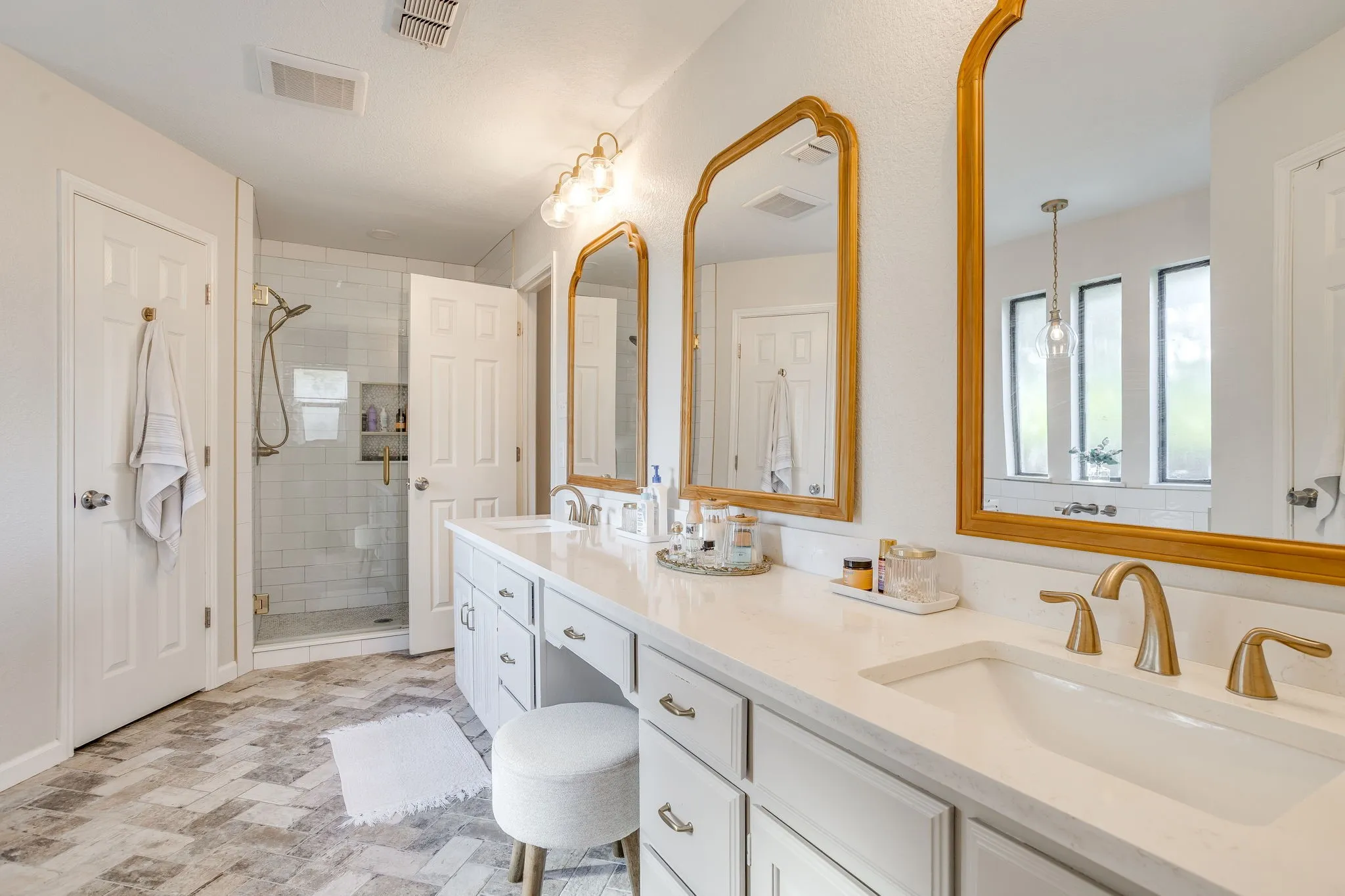 Single Family Residence For Sale in Tarrant County , 6015 Kenilworth Drive, Arlington, Texas 76001, 3 Bedroom, 2 Bathroom, 2 Garage spaces, 1,862 Sqft, built in 1985, mls#21411335, Real Estate Agent in Arlington, Homes For Sale in Tarrant county, Homes For Sale in Arlington, Realtor in Arlington Texas, Real Estate Brokerage Independent Realty Texas, Luminita Cordes Realtor