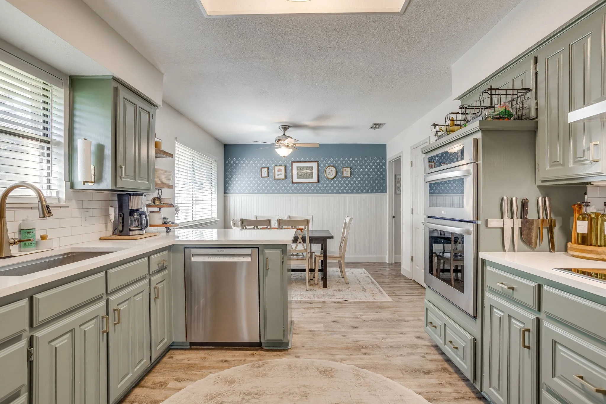 Single Family Residence For Sale in Tarrant County , 6015 Kenilworth Drive, Arlington, Texas 76001, 3 Bedroom, 2 Bathroom, 2 Garage spaces, 1,862 Sqft, built in 1985, mls#21411335, Real Estate Agent in Arlington, Homes For Sale in Tarrant county, Homes For Sale in Arlington, Realtor in Arlington Texas, Real Estate Brokerage Independent Realty Texas, Luminita Cordes Realtor