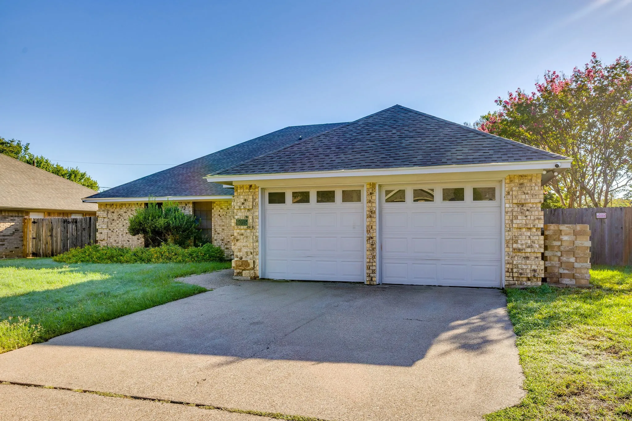 Single Family Residence For Sale in Tarrant County , 6015 Kenilworth Drive, Arlington, Texas 76001, 3 Bedroom, 2 Bathroom, 2 Garage spaces, 1,862 Sqft, built in 1985, mls#21411335, Real Estate Agent in Arlington, Homes For Sale in Tarrant county, Homes For Sale in Arlington, Realtor in Arlington Texas, Real Estate Brokerage Independent Realty Texas, Luminita Cordes Realtor