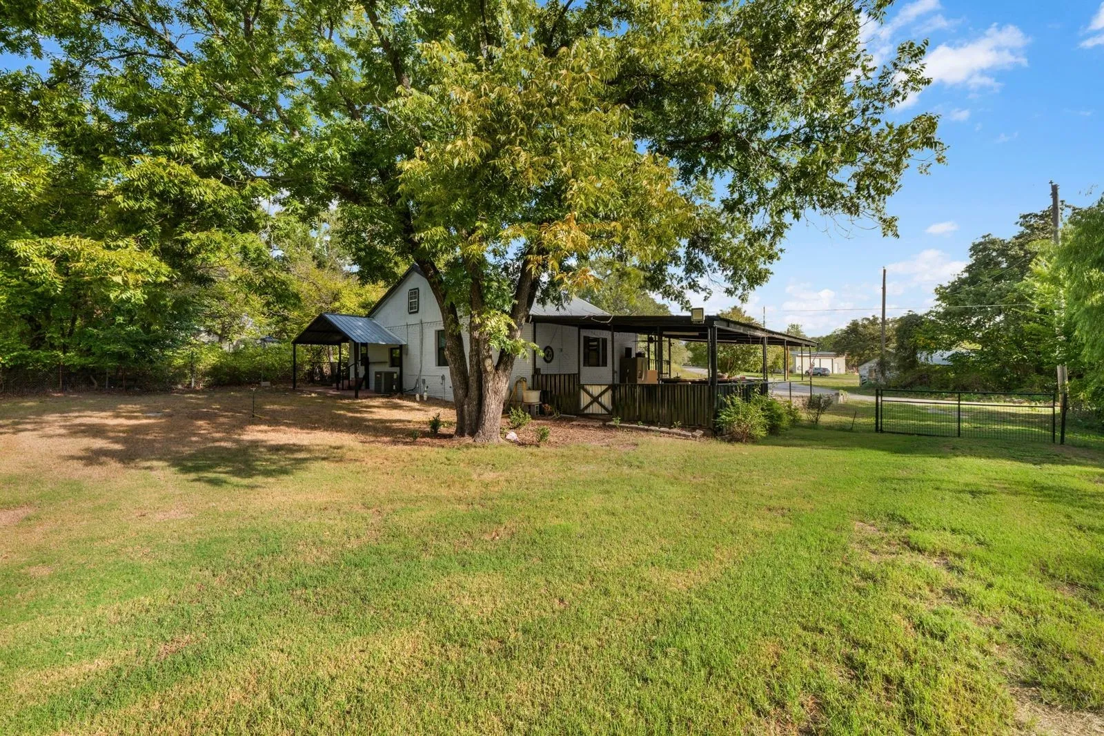 Single Family Residence For Sale in Parker County , 702 Monticello Drive, Springtown, Texas 76082, 2 Bedroom, 2 Bathroom, Garage spaces, 1,080 Sqft, built in 0, mls#21410249, Real Estate Agent in Springtown, Homes For Sale in Parker county, Homes For Sale in Springtown, Realtor in Springtown Texas, Real Estate Brokerage Independent Realty Texas, Luminita Cordes Realtor