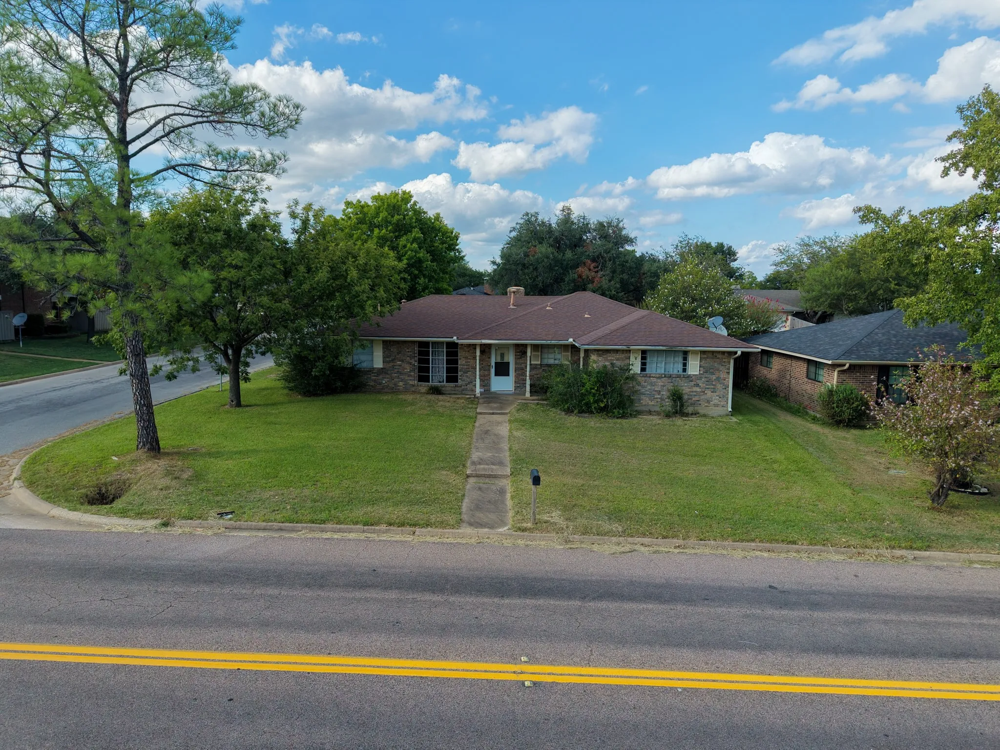 Single Family Residence For Sale in Grayson County , 1839 W Taylor Street, Sherman, Texas 75092, 3 Bedroom, 2 Bathroom, 2 Garage spaces, 1,754 Sqft, built in 1971, mls#21411460, Real Estate Agent in Sherman, Homes For Sale in Grayson county, Homes For Sale in Sherman, Realtor in Sherman Texas, Real Estate Brokerage Independent Realty Texas, Luminita Cordes Realtor