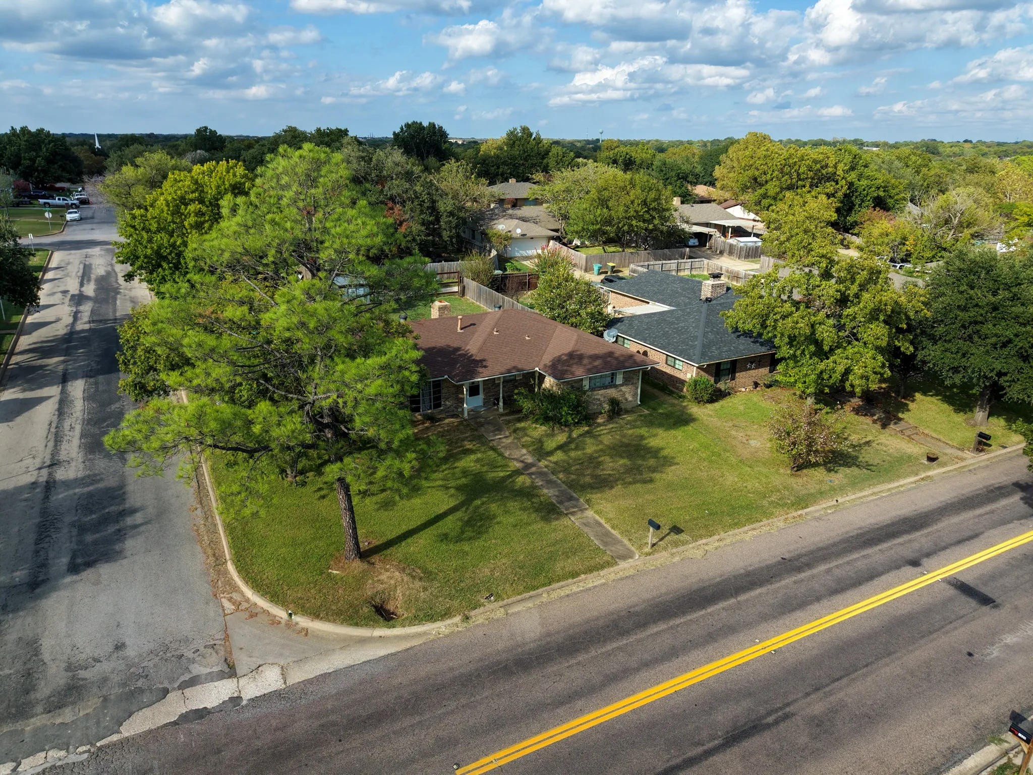 Single Family Residence For Sale in Grayson County , 1839 W Taylor Street, Sherman, Texas 75092, 3 Bedroom, 2 Bathroom, 2 Garage spaces, 1,754 Sqft, built in 1971, mls#21411460, Real Estate Agent in Sherman, Homes For Sale in Grayson county, Homes For Sale in Sherman, Realtor in Sherman Texas, Real Estate Brokerage Independent Realty Texas, Luminita Cordes Realtor