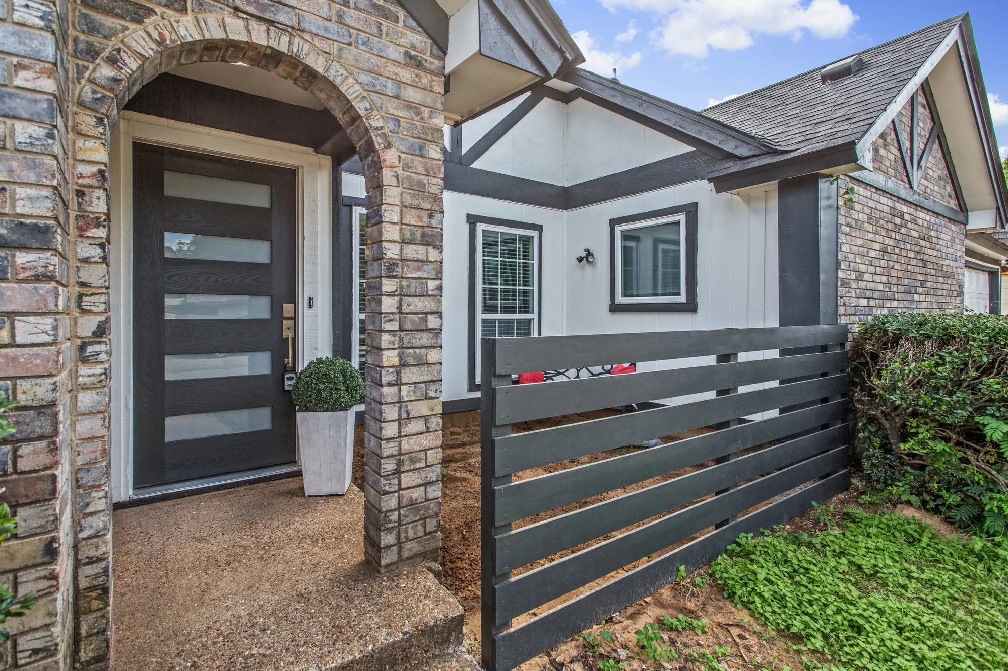 Single Family Residence For Sale in Tarrant County , 2224 Brigadoon Court, Arlington, Texas 76013, 2 Bedroom, 2 Bathroom, 2 Garage spaces, 1,243 Sqft, built in 1975, mls#21406299, Real Estate Agent in Arlington, Homes For Sale in Tarrant county, Homes For Sale in Arlington, Realtor in Arlington Texas, Real Estate Brokerage Independent Realty Texas, Luminita Cordes Realtor